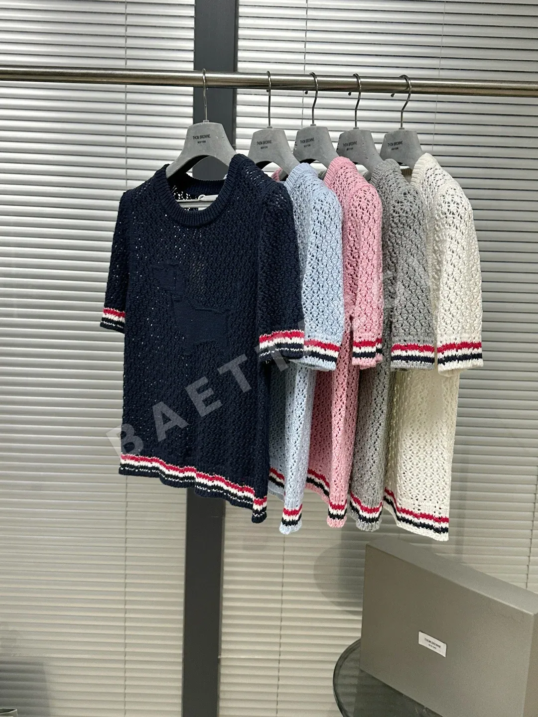 톰브라운 메시 퍼피 크롭드 넥 반팔 티셔츠 상세 이미지 4