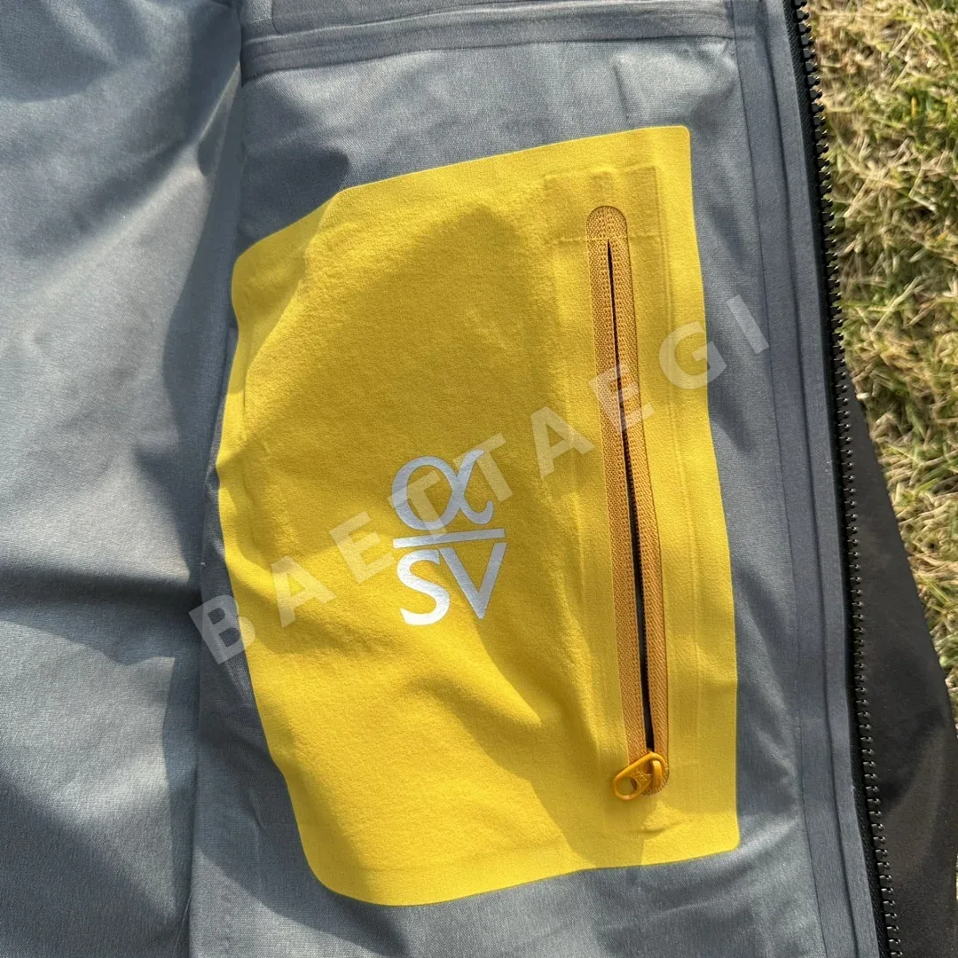 아크테릭스 [TZ] 알파 SV 자켓 6세대 블랙 골드 200130 Arc'teryx Alpha SV Jacket 6 24K Black 상세 이미지 22