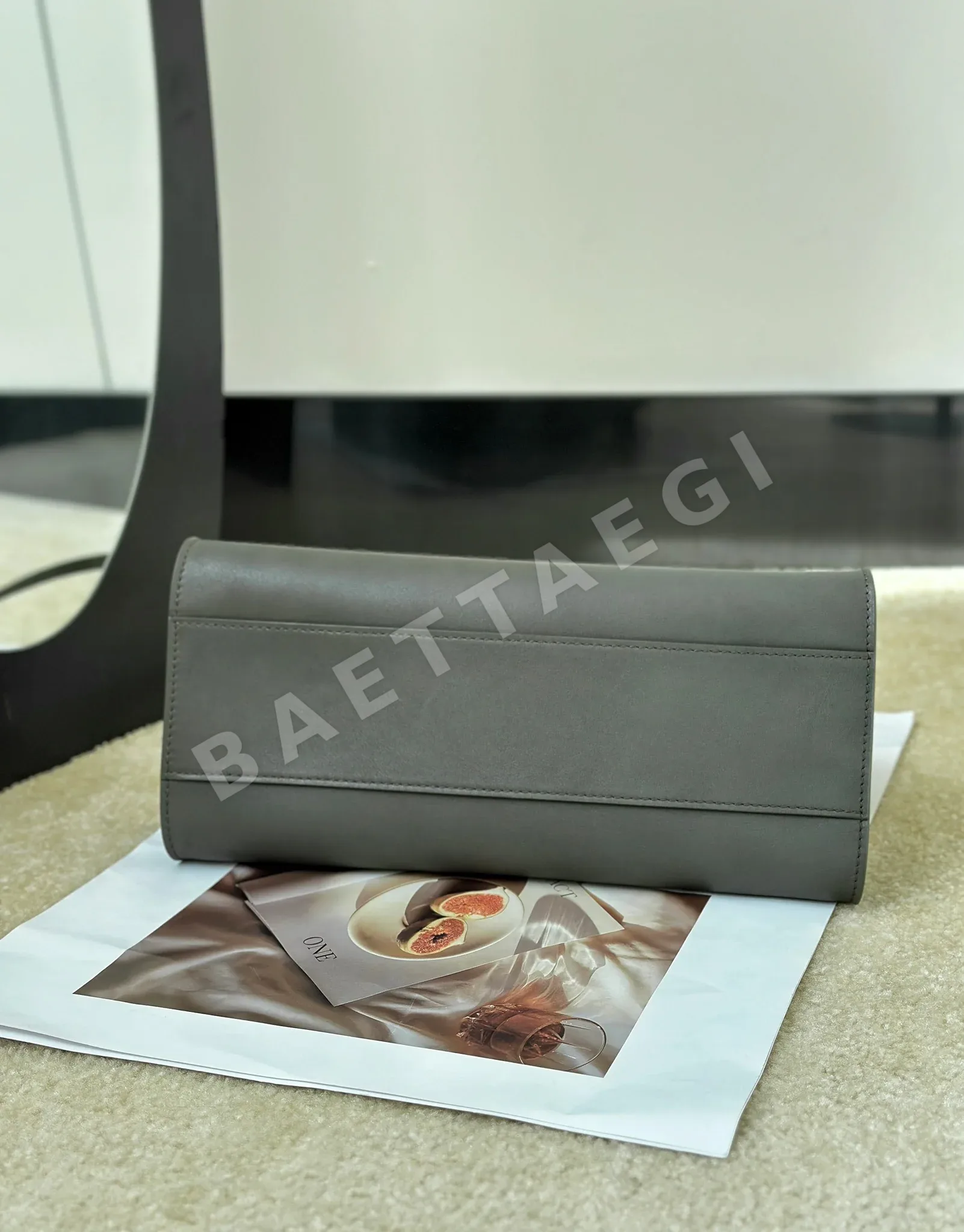 더로우 페기 클러치 가방 상세 이미지 4