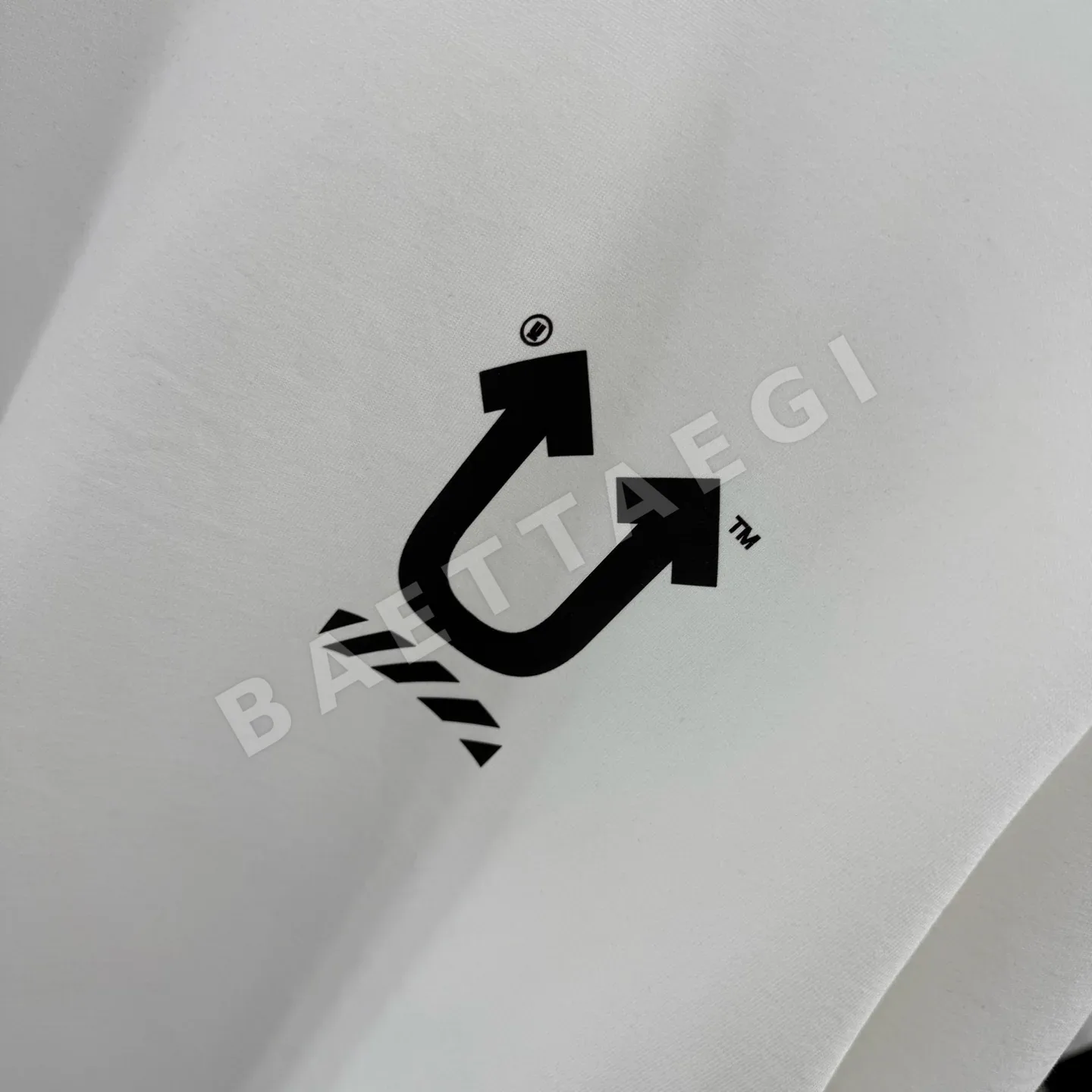 오프화이트 워시 가공 데미지 크루넥 반팔 티셔츠 상세 이미지 6