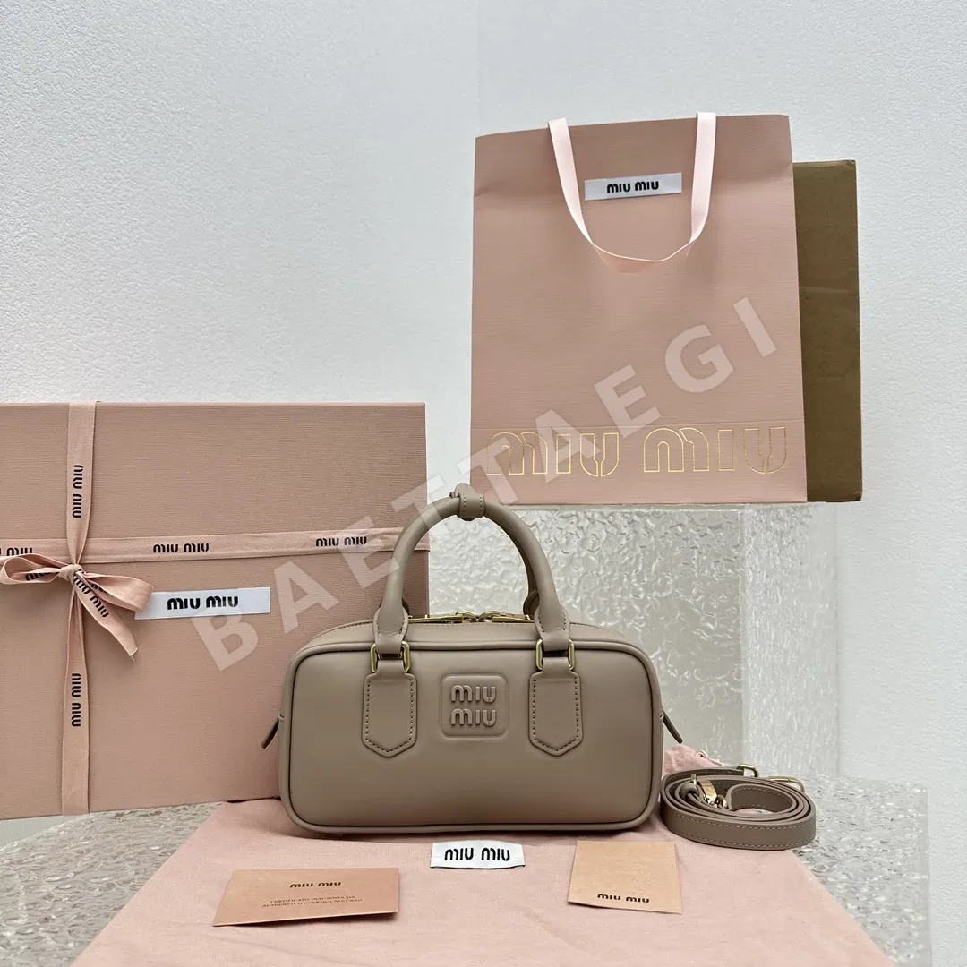 미우미우 연보라 소프트 패드 볼링백 68023
