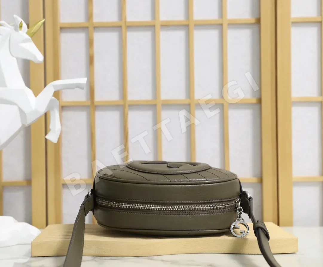 구찌 가시브론 스몰 라운드백 상세 이미지 3