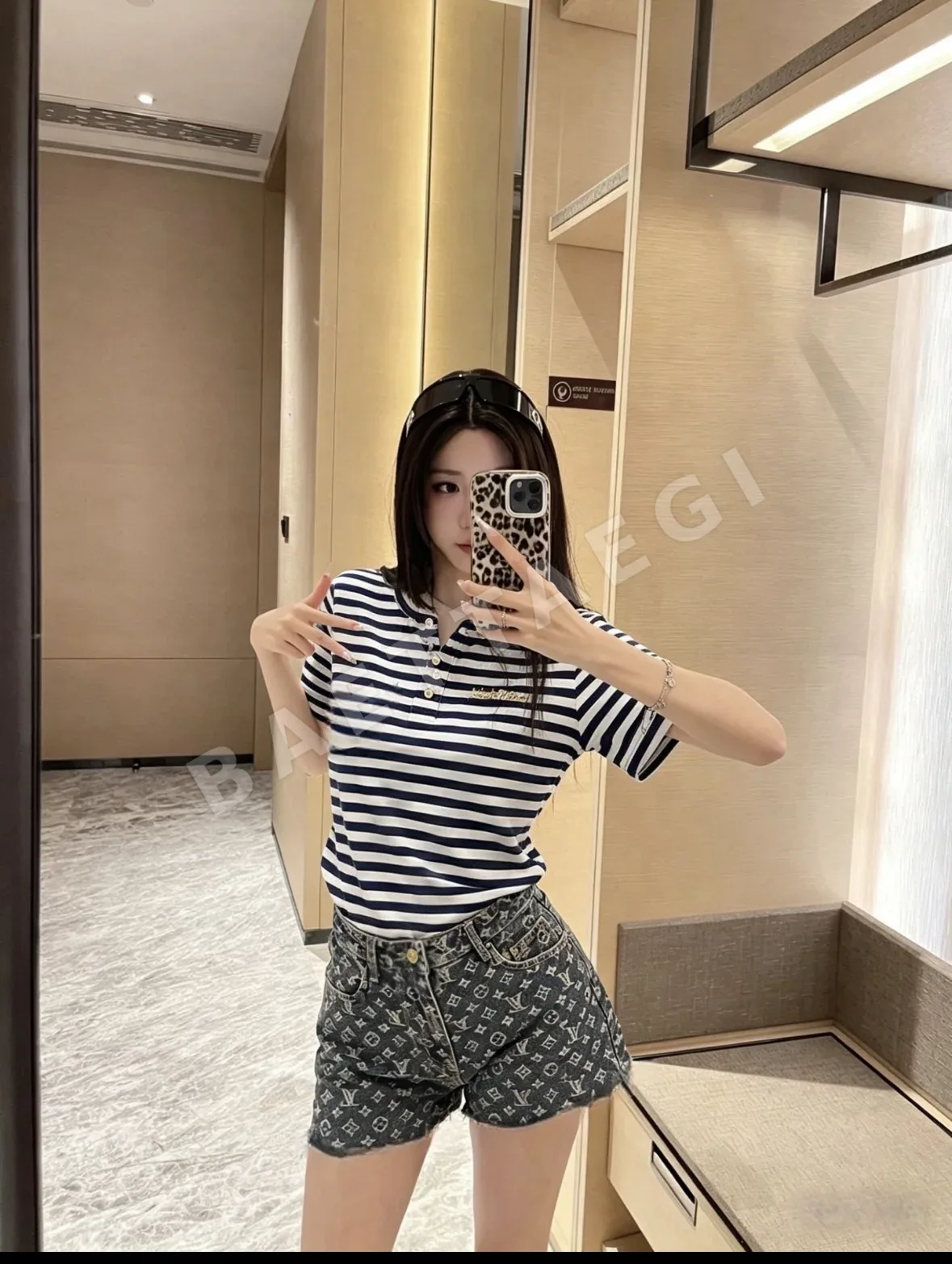 루이비통 블루 화이트 스트라이프 헨리카라 반팔 티셔츠 97168