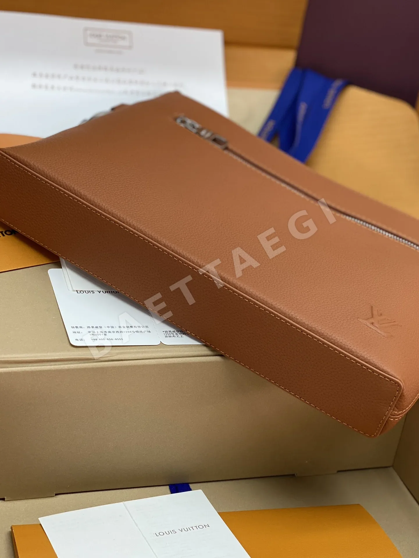 루이비통 엠보싱 로고 탄칩 테이크오프 클러치 M25955 가방 상세 이미지 8