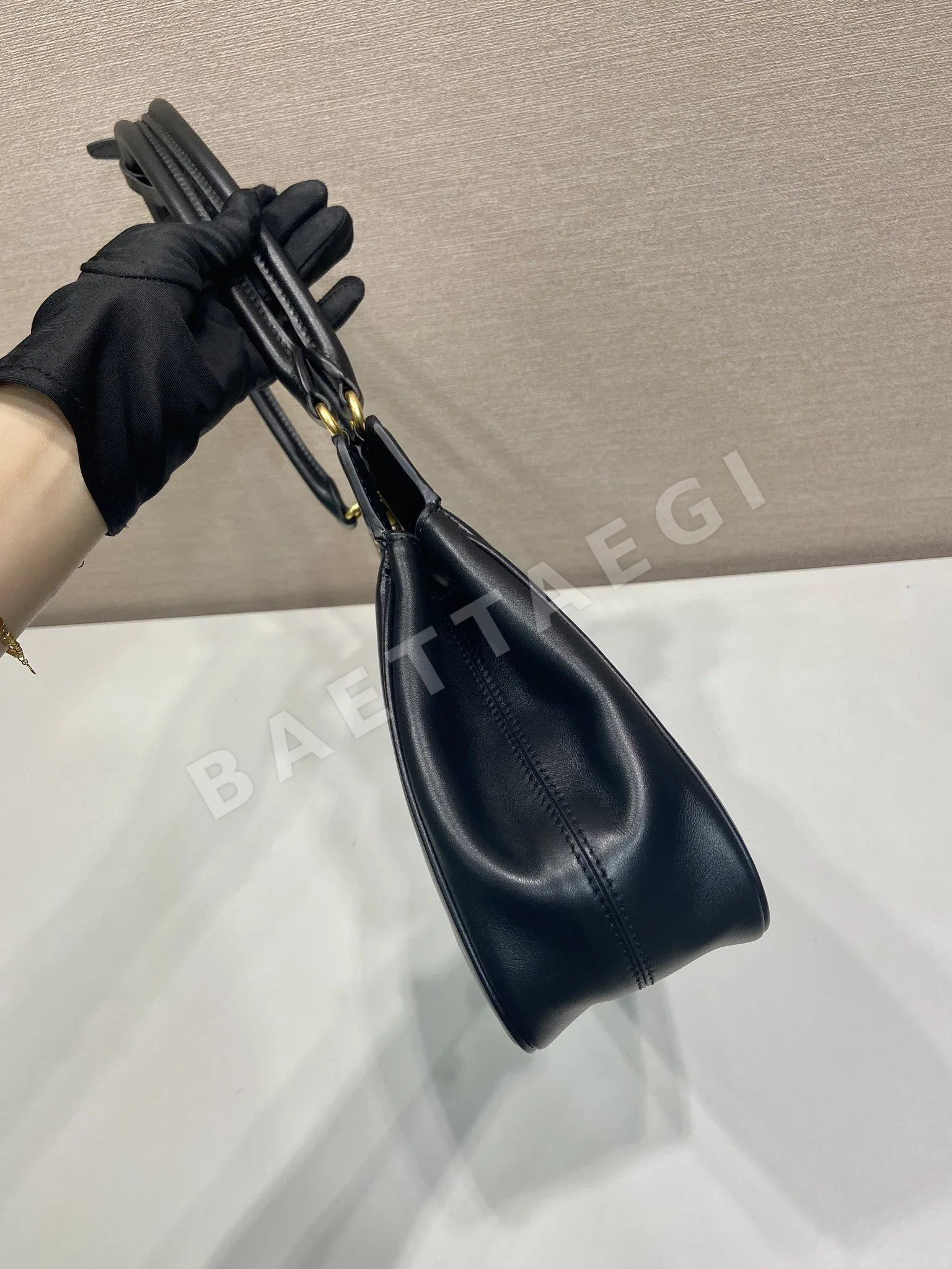 프라다 카프스킨 오버사이즈 핸드백 1BG569 상세 이미지 5
