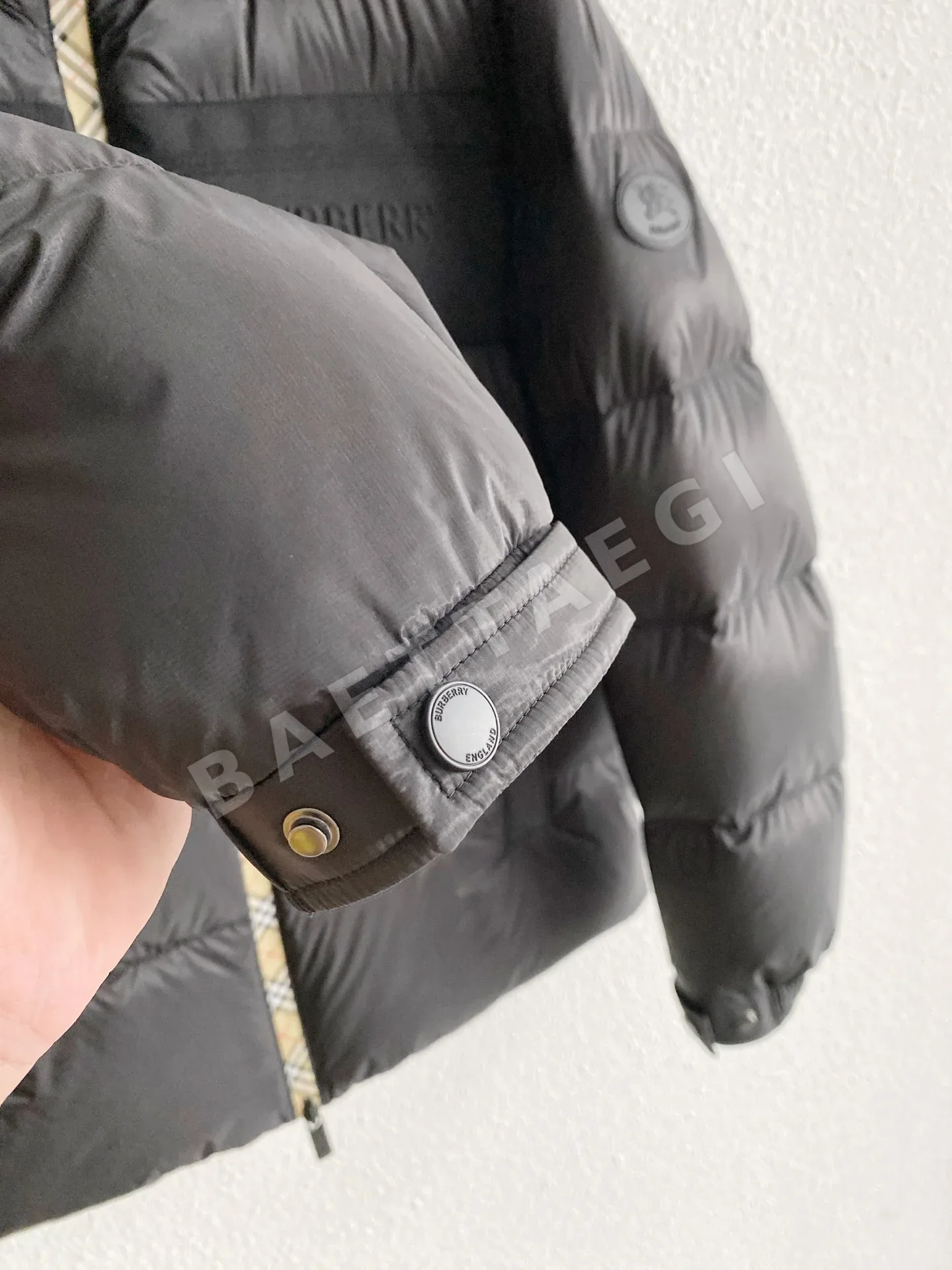 버버리 남성 스탠드카라 다운 패딩 코트 상세 이미지 15