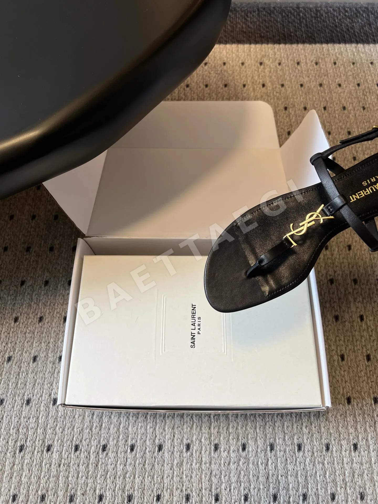 생로랑 YSL 버클 플립플랍 샌들 상세 이미지 7