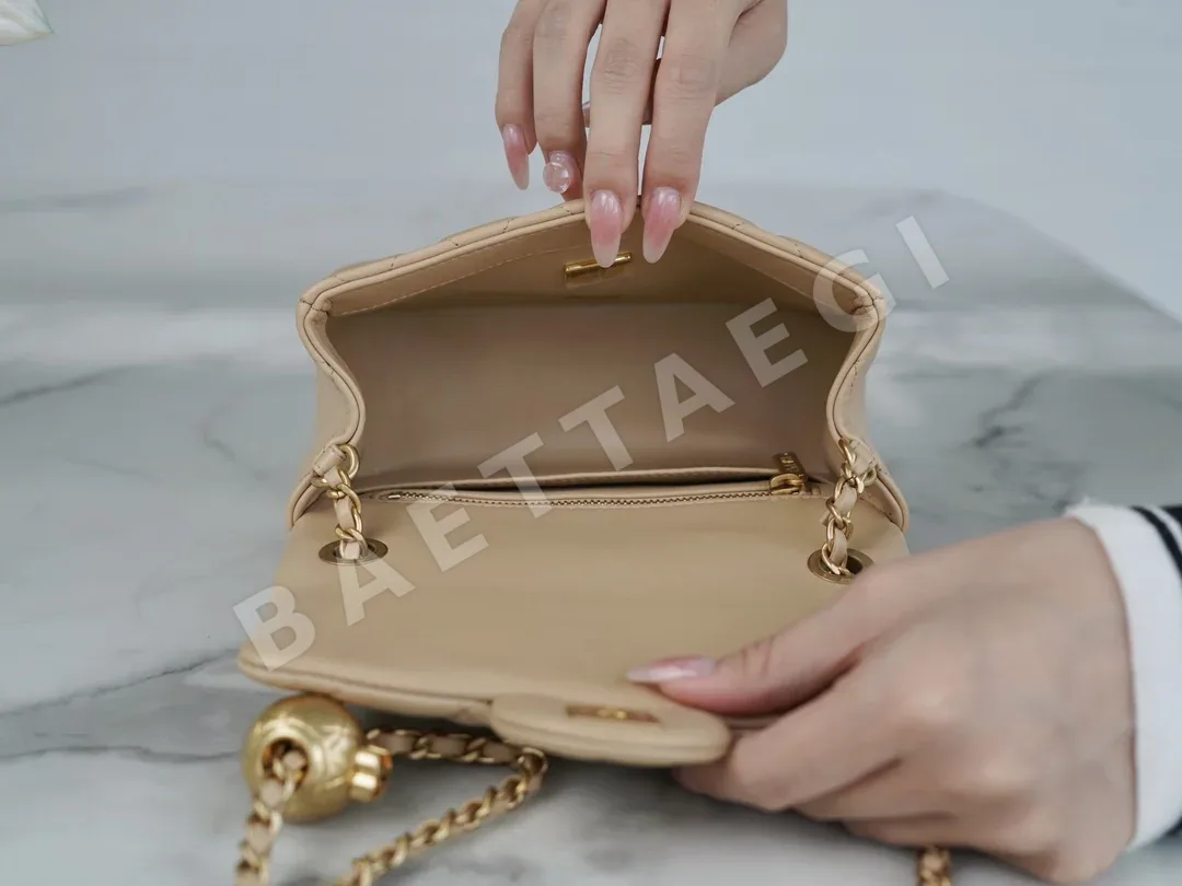 샤넬 메탈릭 볼 스퀘어 호보백 베이지 가방 23 K 상세 이미지 6
