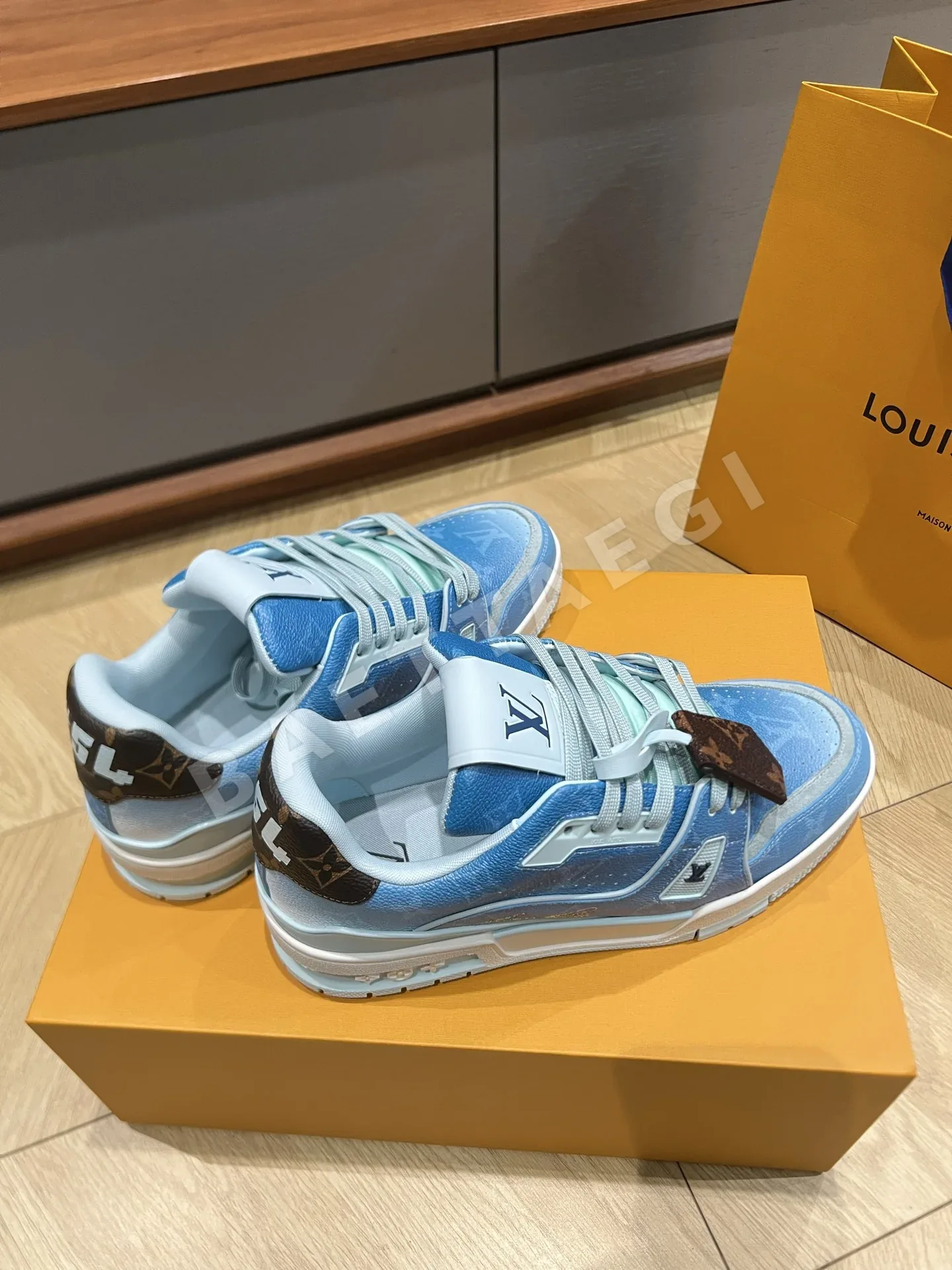 루이비통 LV 26 데님 트레이너 신발 상세 이미지 9