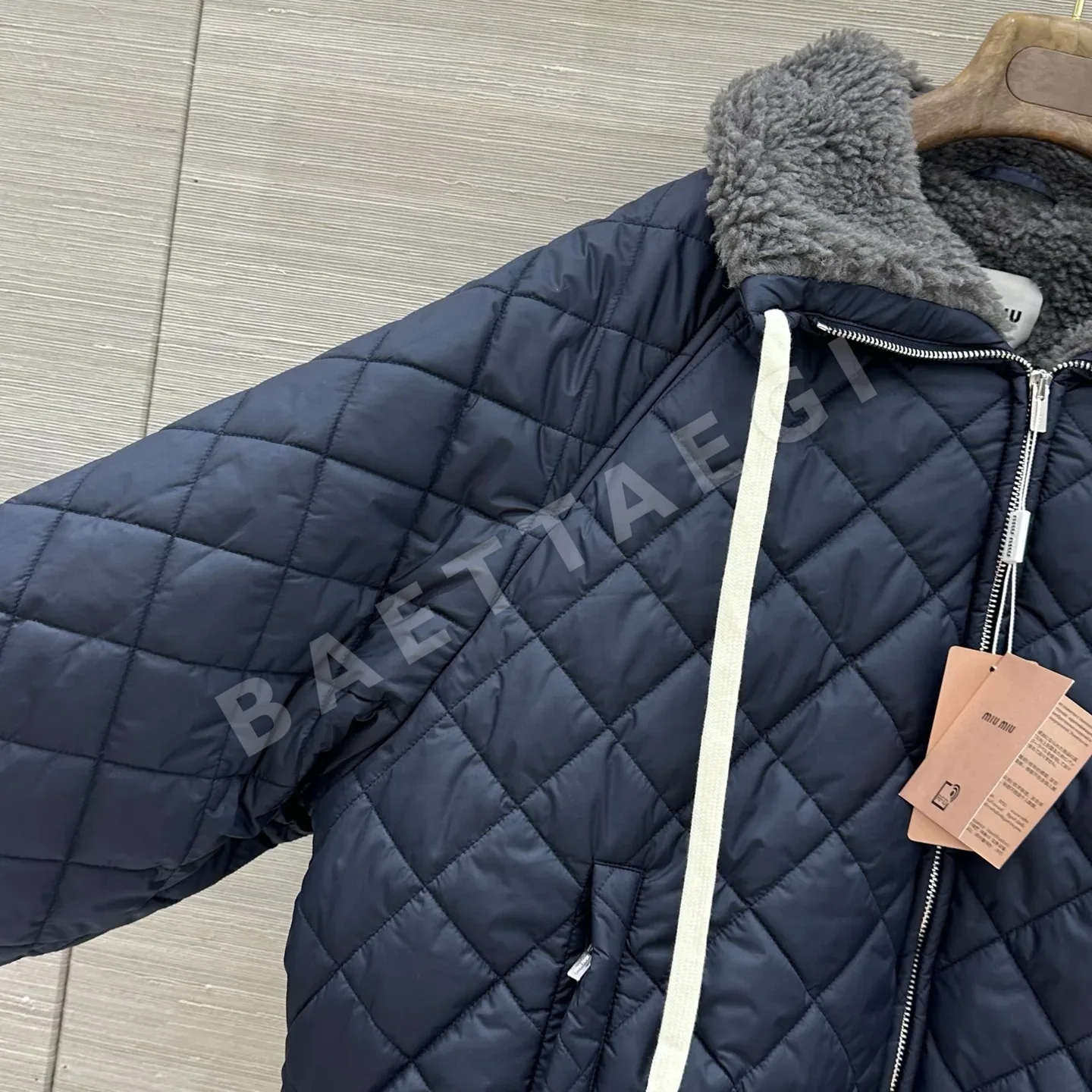 미우미우 테디 플리스 자수 다운 자켓 상세 이미지 4