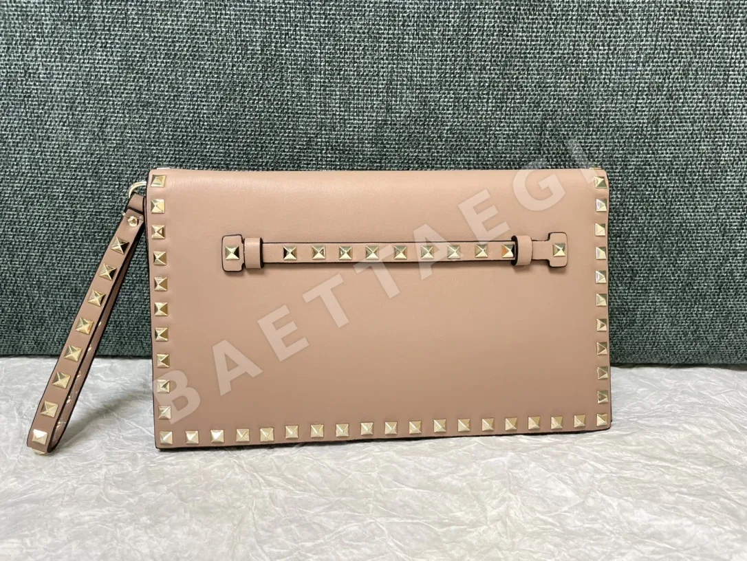발렌티노 락스터드 카프스킨 클러치백 44309