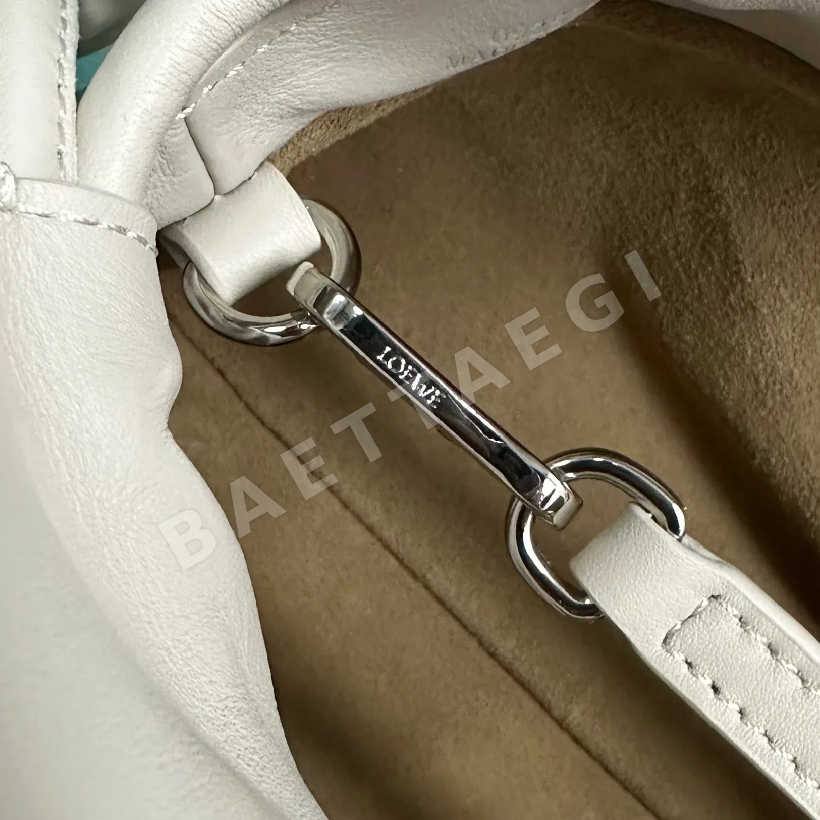 로에베 플라멩코 나파 가죽 드로스트링 백 상세 이미지 9