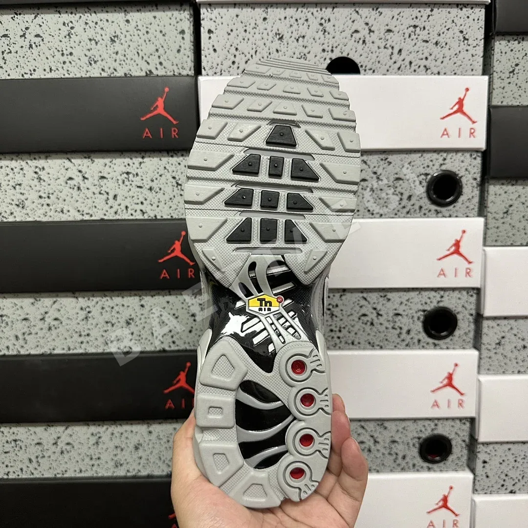 나이키 [DF] 에어 맥스 플러스 852630-021 201070 Nike Air Max Plus Wolf Grey 상세 이미지 3