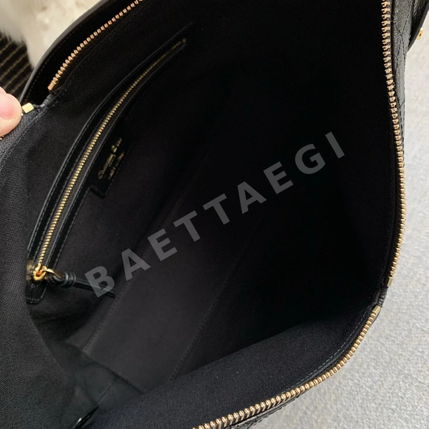 디올 보야주 주름 블랙 가죽 미디엄 가방 상세 이미지 8