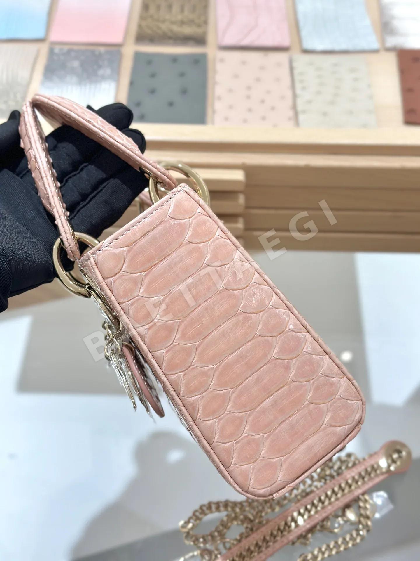 디올 스네이크스킨 소프트 미니 가방 상세 이미지 6