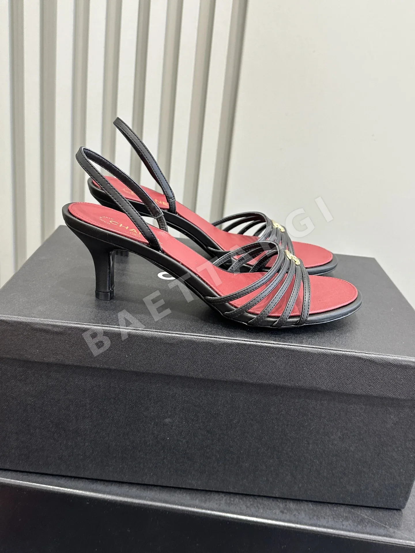 샤넬 C 스트랩 로만 힐 157169