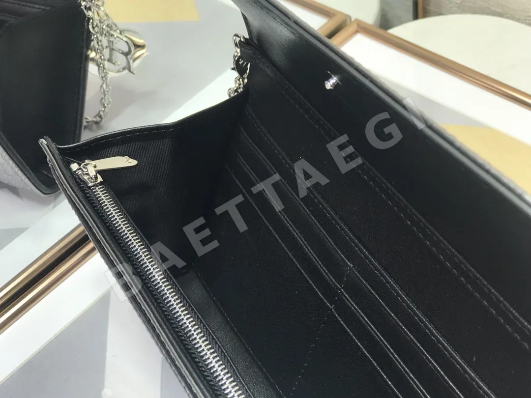 디올 미스 워크 엠보싱 가죽 지갑 상세 이미지 6
