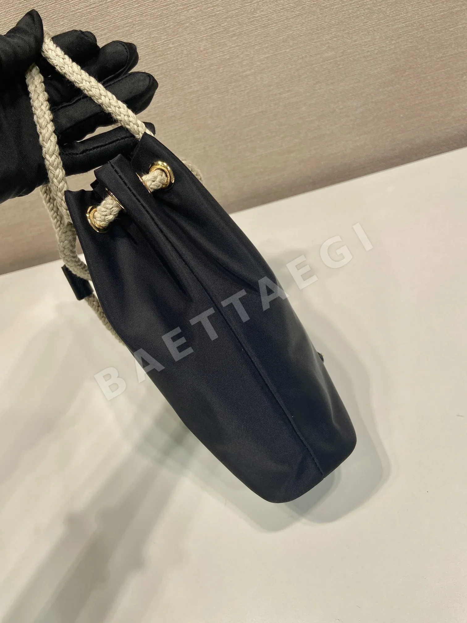 프라다 리사이클 나일론 복주머니 스마트폰 가방 1ZT094 상세 이미지 5
