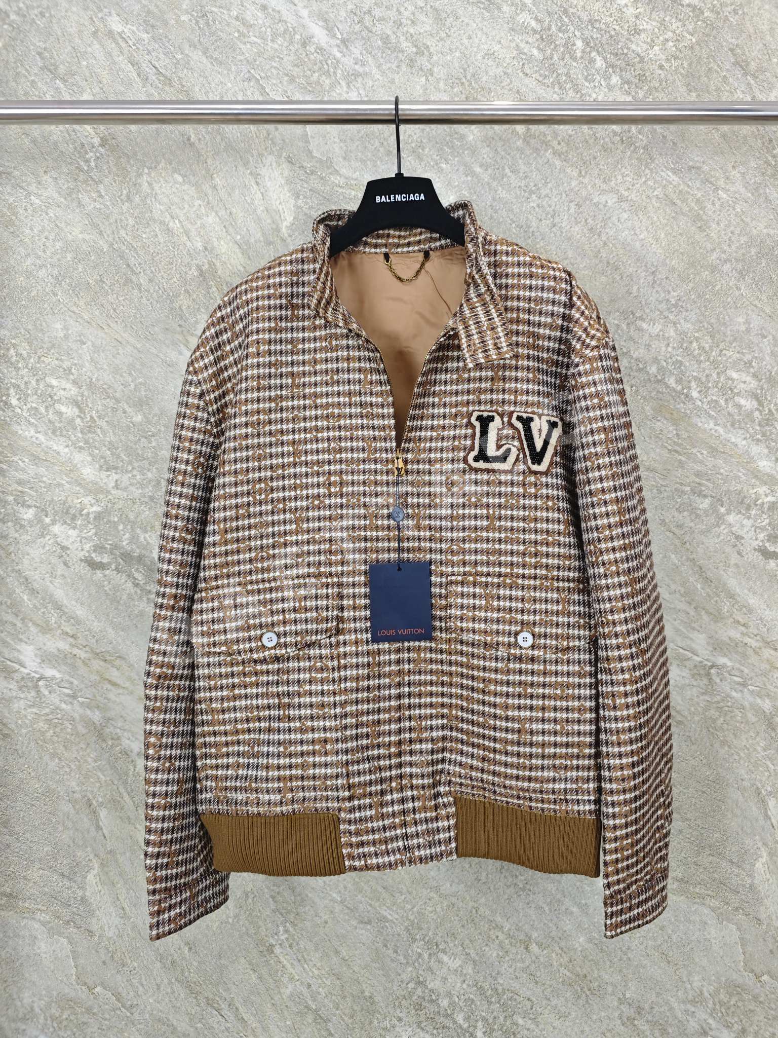 루이비통 비즈 자수 도그 배지 보머 카라 자켓 157459