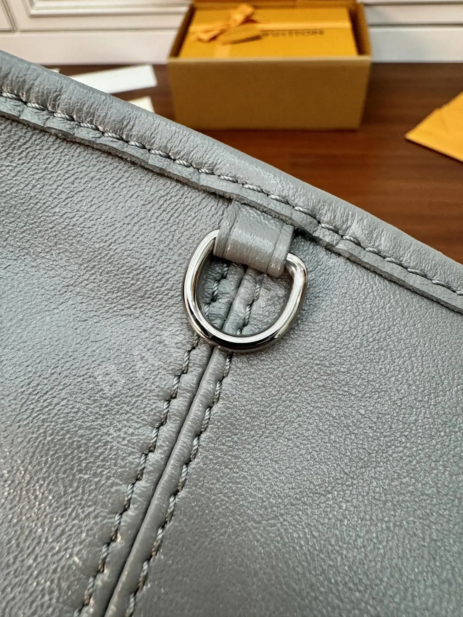 루이비통 M12583 가방 상세 이미지 8