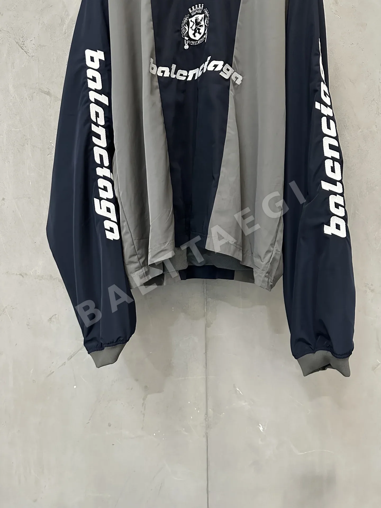 발렌시아가 컬러 블록 V넥 긴팔 티셔츠 상세 이미지 4