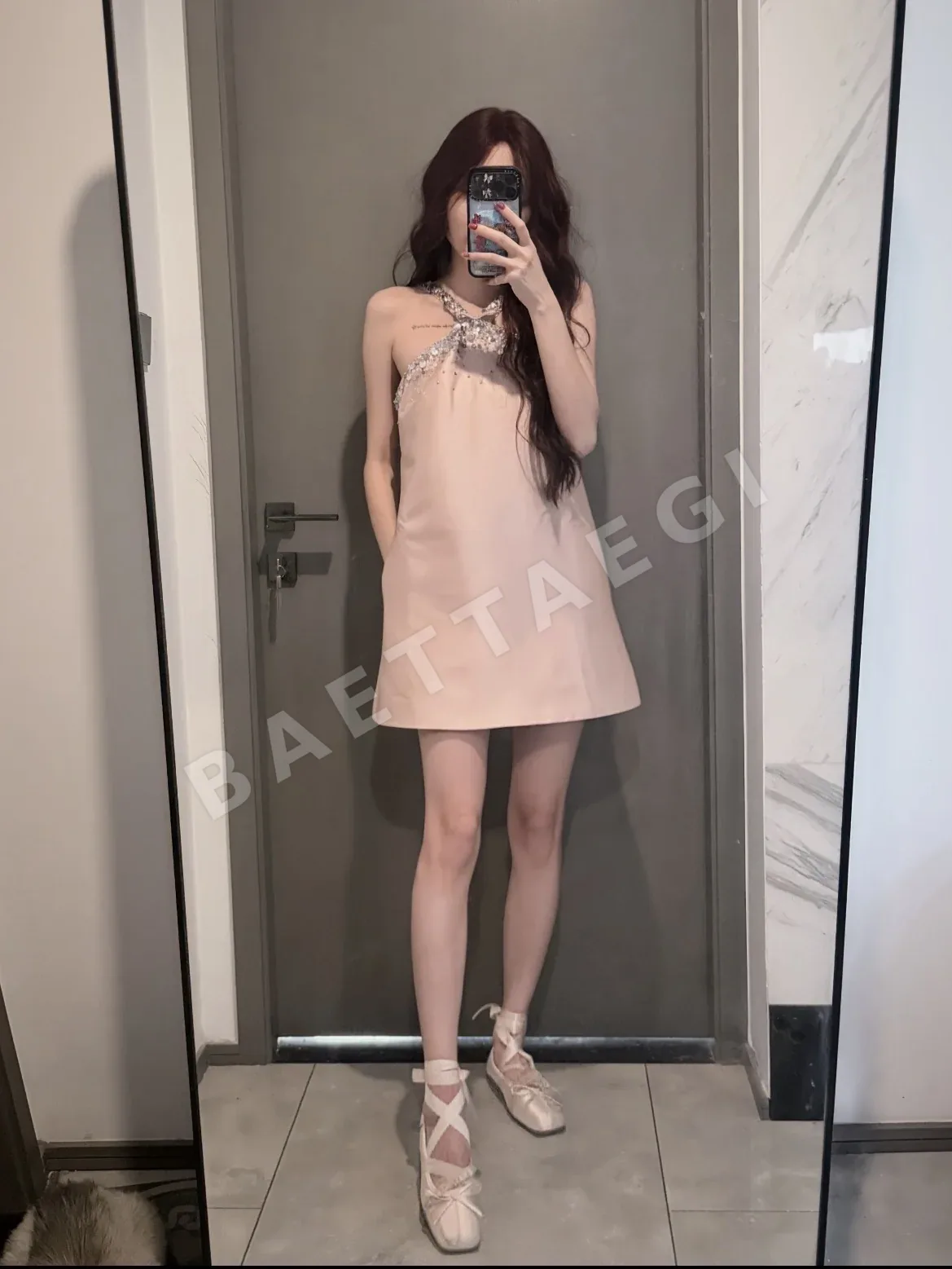 미우미우 핑크 새틴 스팽글 홀터 원피스 상세 이미지 6