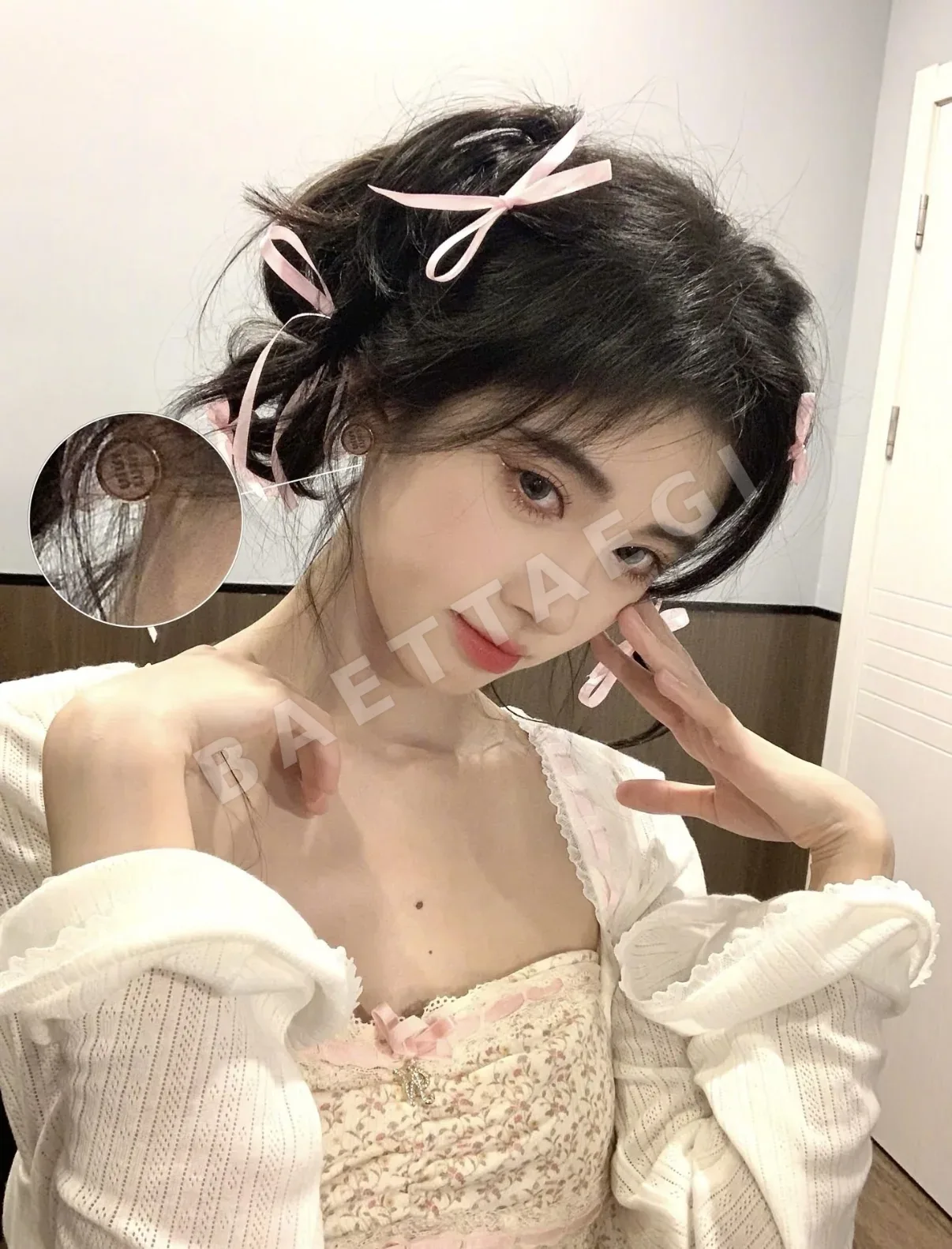미우미우 컬러 에나멜 메탈 원형 버튼 M자형 스터드 귀걸이 상세 이미지 6