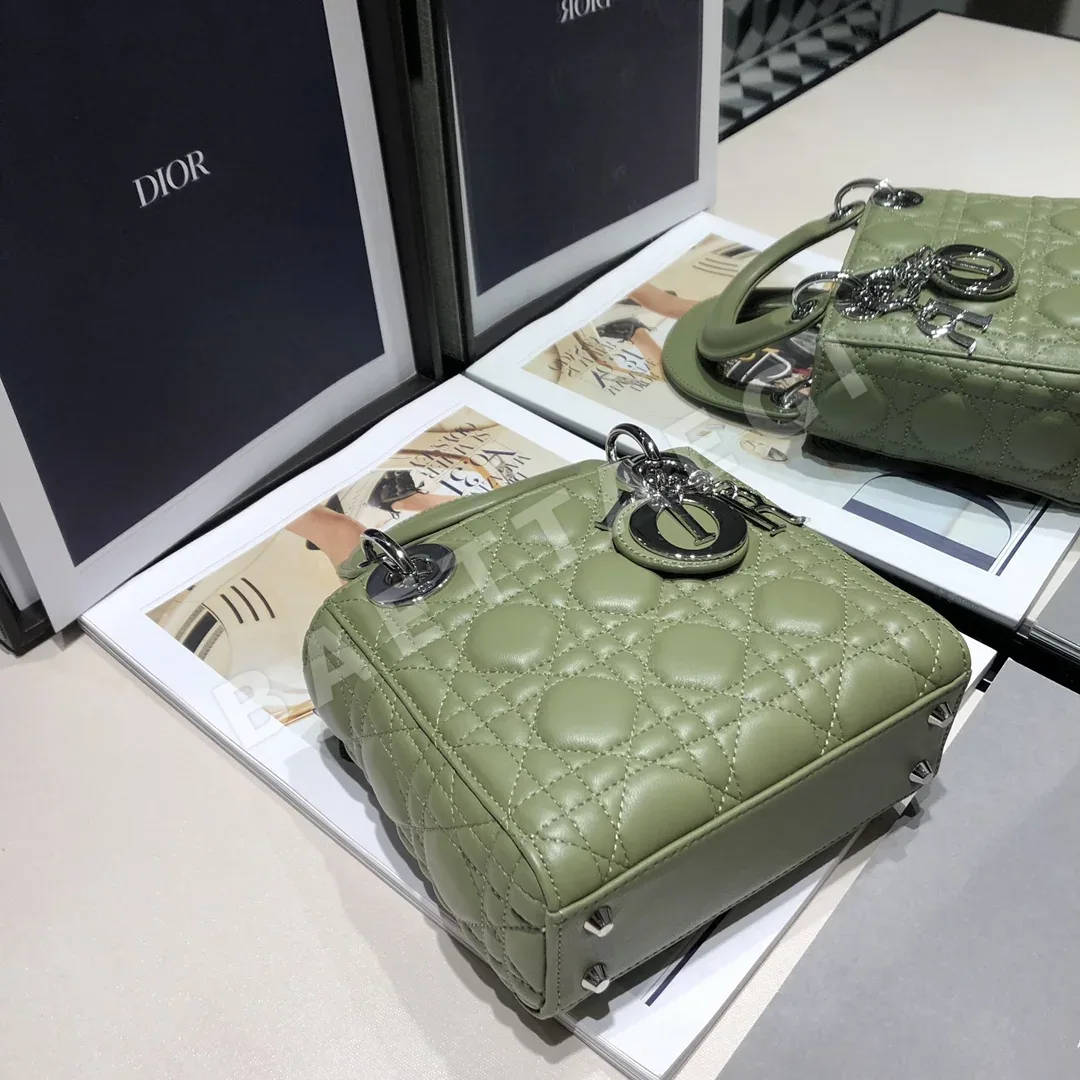 디올 레이디 클래식 3 콤파트먼트 램스킨 숄더백 상세 이미지 5