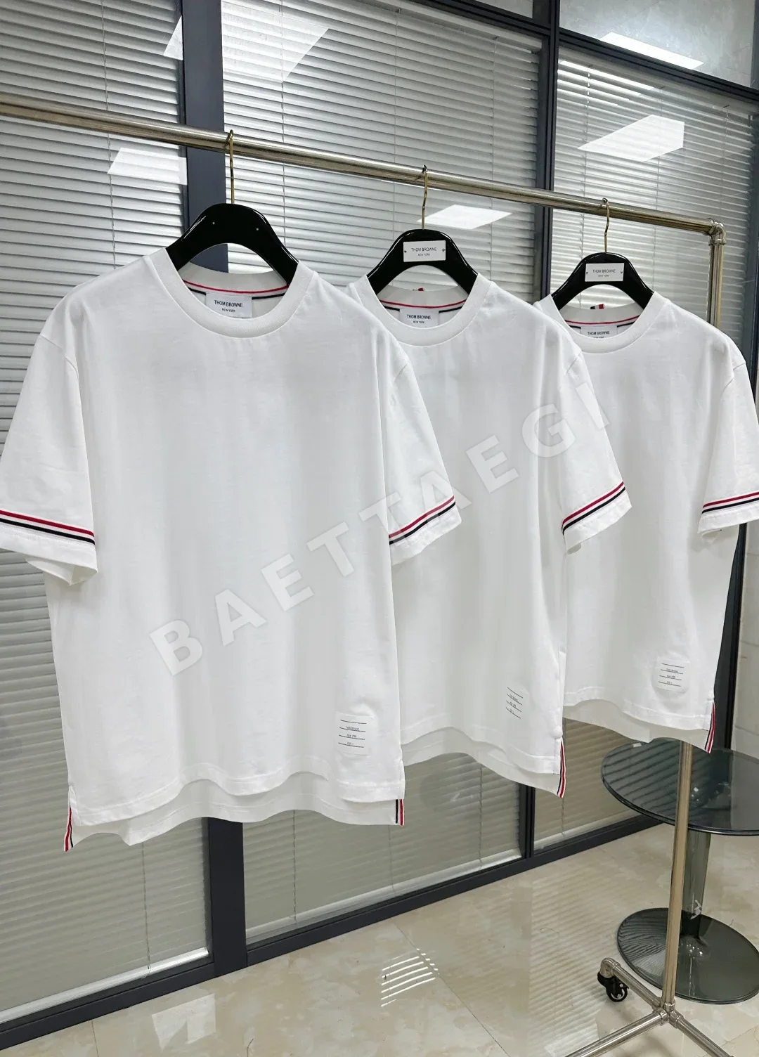 톰브라운 3색 카라 스트라이프 반팔 티셔츠 상세 이미지 6