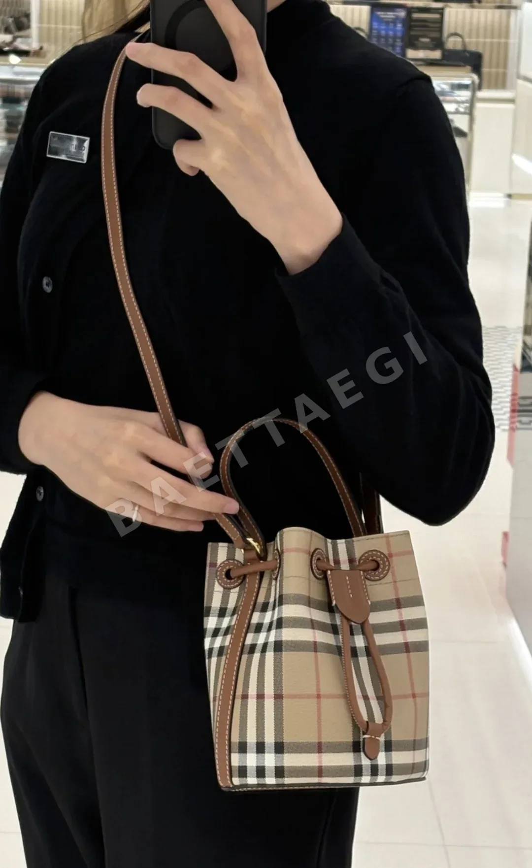 버버리 체크 패턴 미니 버킷백 상세 이미지 5