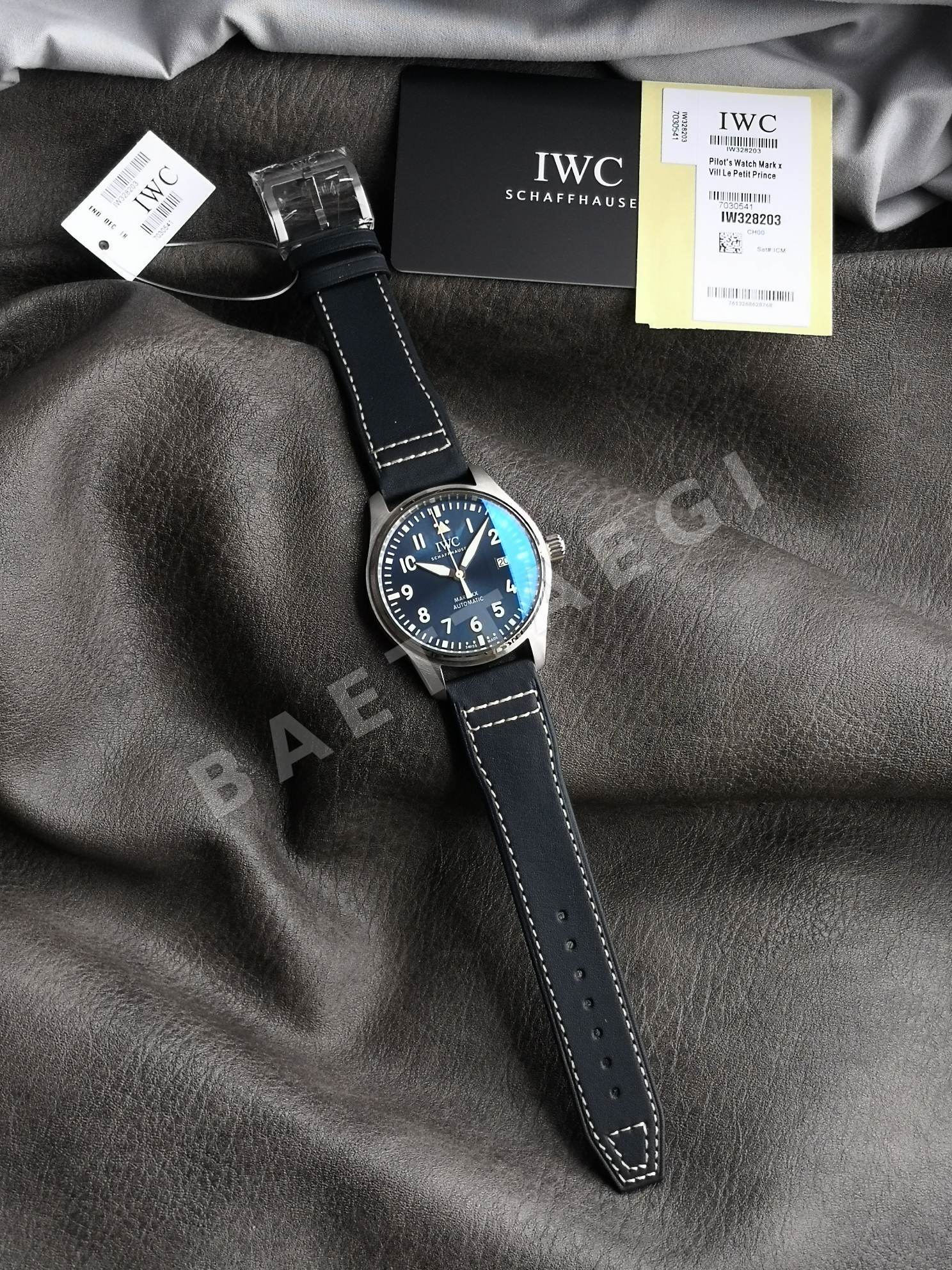 IWC 마크 XX 파일럿 시계 블랙 다이얼 사파이어 글라스 상세 이미지 2