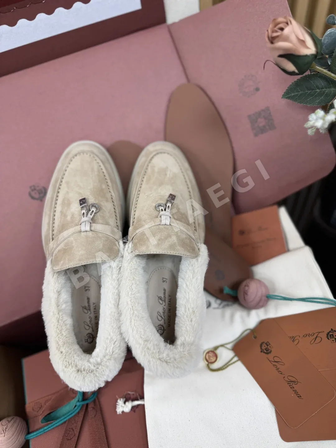 로로피아나 코요테 퍼 로우컷 여성 신발 상세 이미지 5
