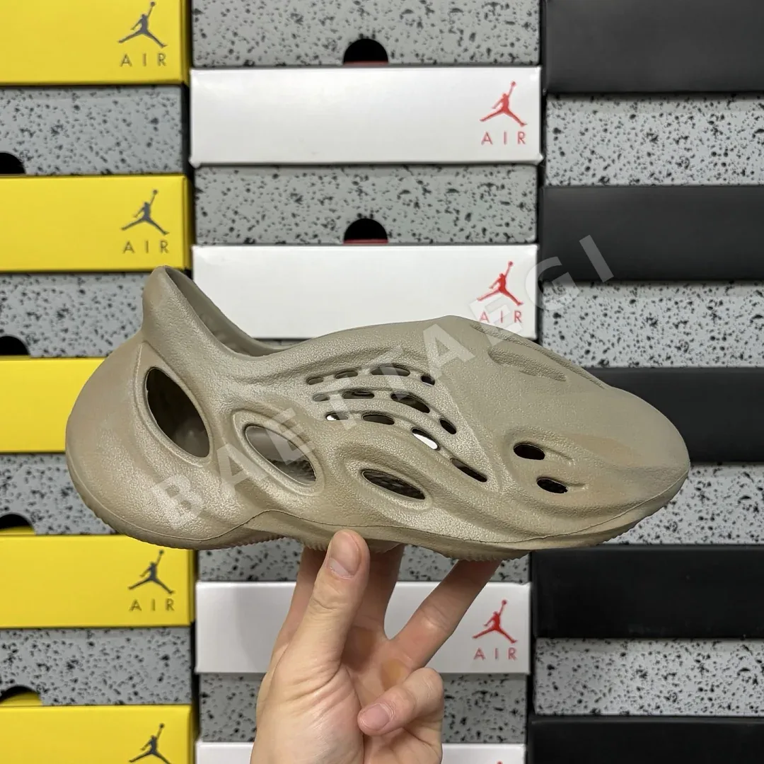 아디다스 [LW] 이지 폼 RNNR GX4472 200636 Adidas Yeezy Foam RNNR Stone Sage 상세 이미지 2