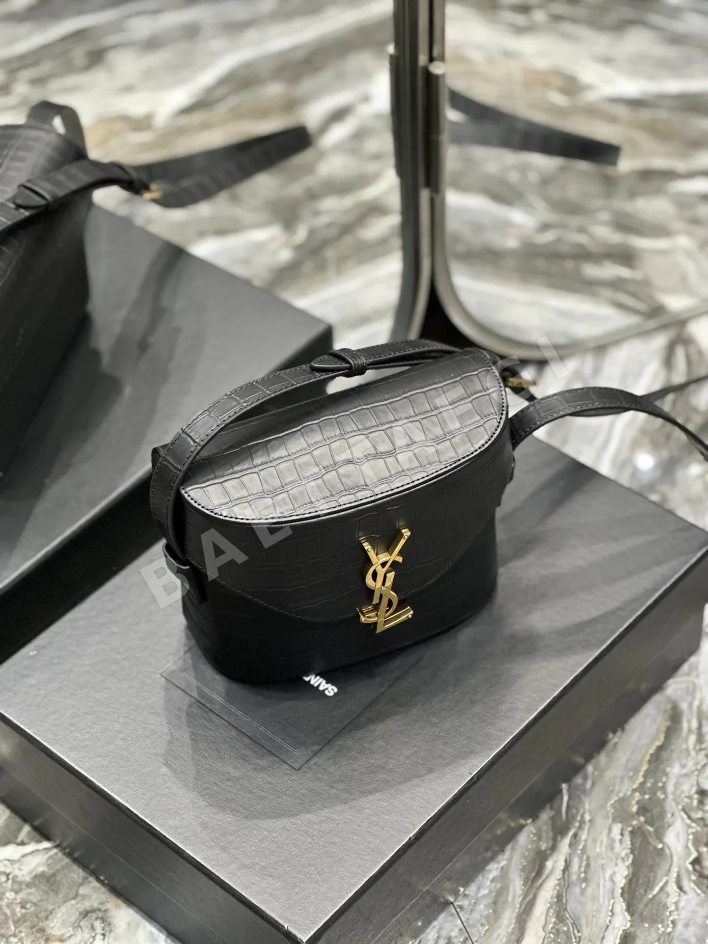 생로랑 크로커다일 패턴 박스 숄더백 상세 이미지 5