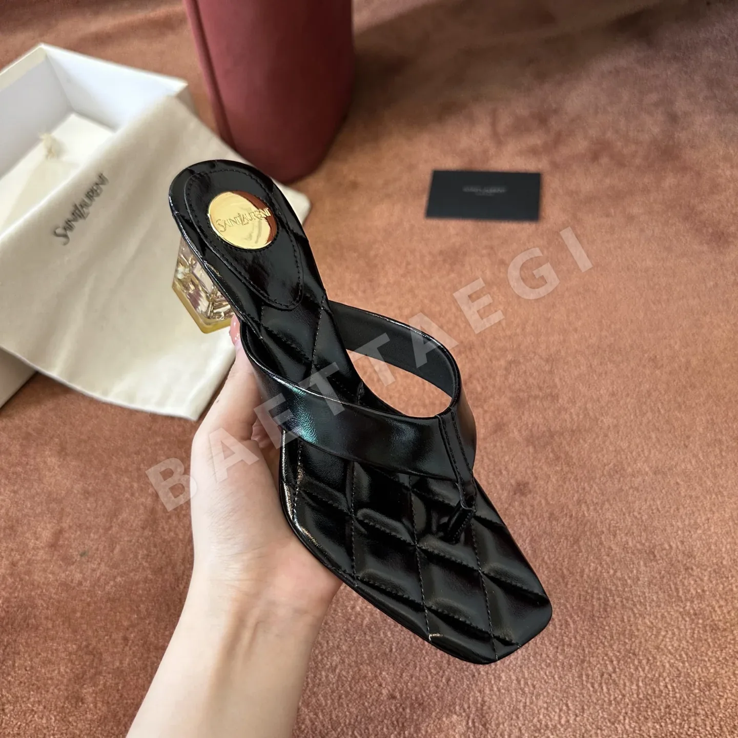 생로랑 퀼팅 로고 메달 포인트 쪼리 힐 샌들 블랙 상세 이미지 3