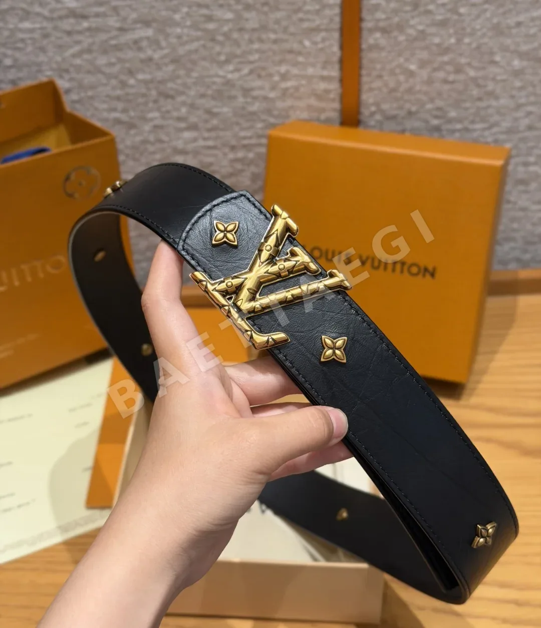 루이비통 LV 이니셜 모노그램 스터드 벨트 상세 이미지 9
