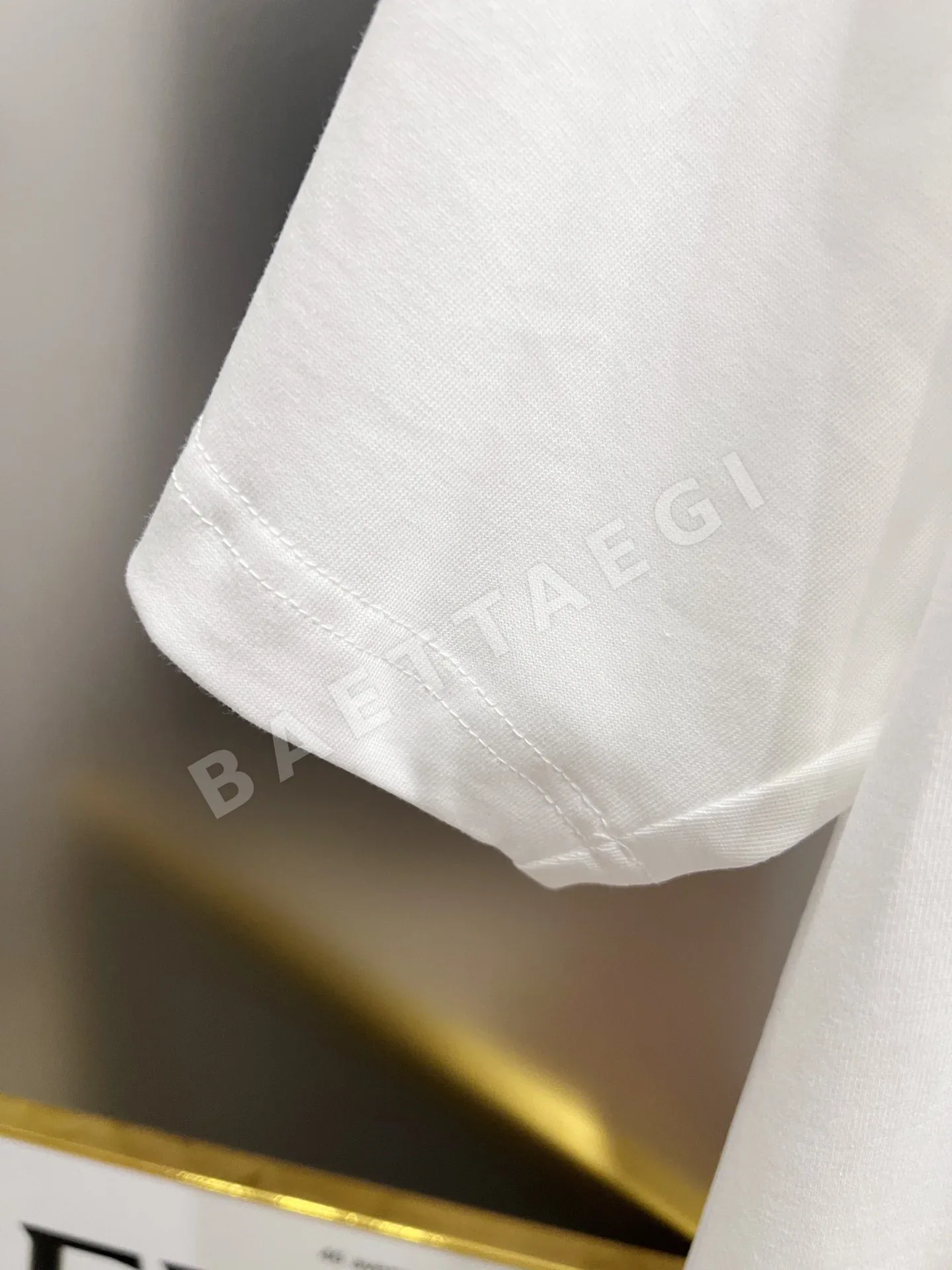 발렌티노 3D 플로키 로고 여성 반팔 티셔츠 상세 이미지 6