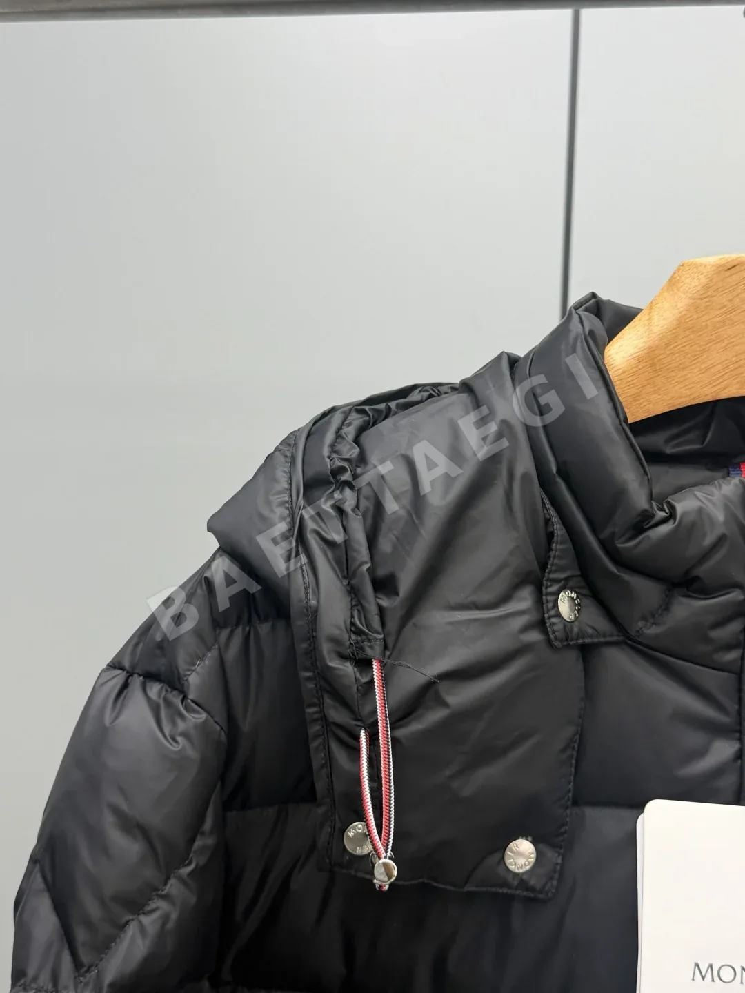 몽클레르 베리스 남성 후드 숏 다운 패딩 상세 이미지 4