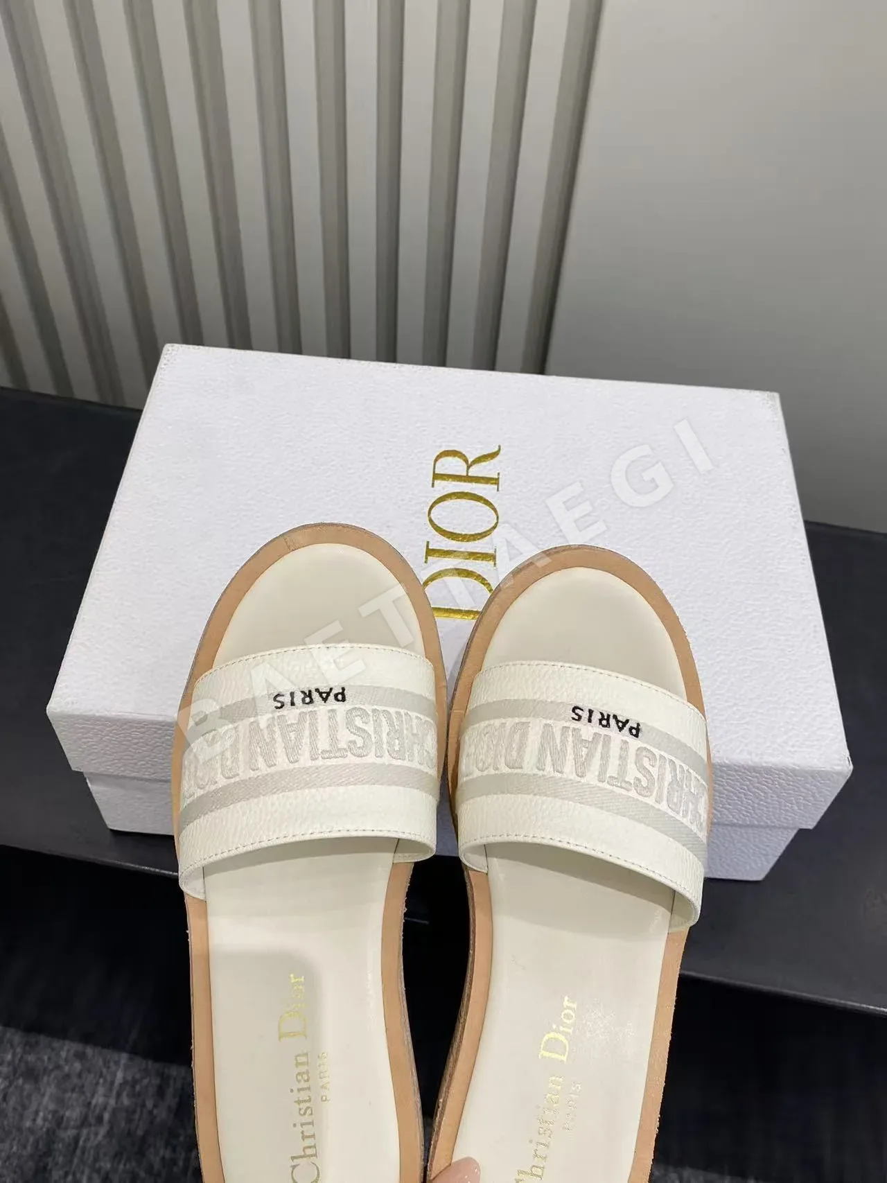 디올 자수 플랫폼 웨지 샌들 상세 이미지 4