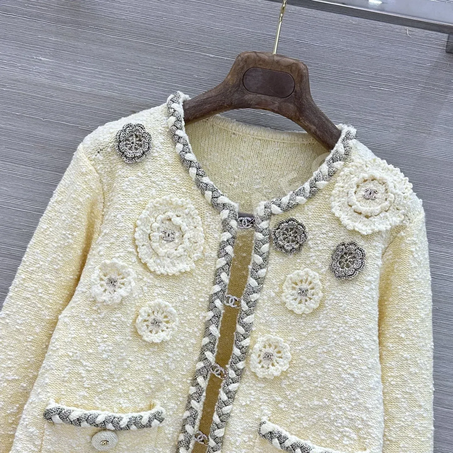 샤넬 3D 카멜리아 비즈 자수 니트 가디건 상세 이미지 2