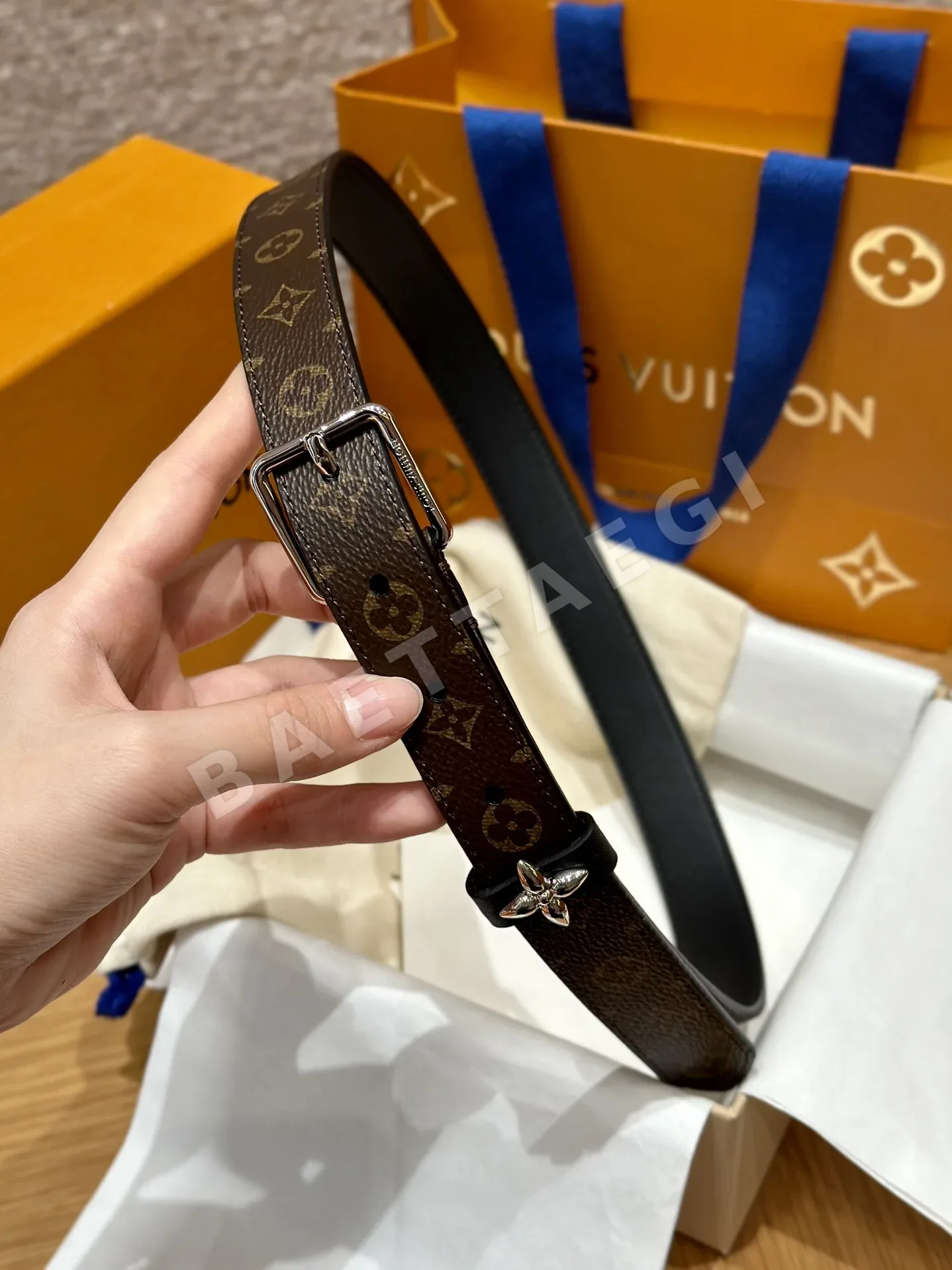 루이비통 모노그램 캔버스 여성 벨트 상세 이미지 3