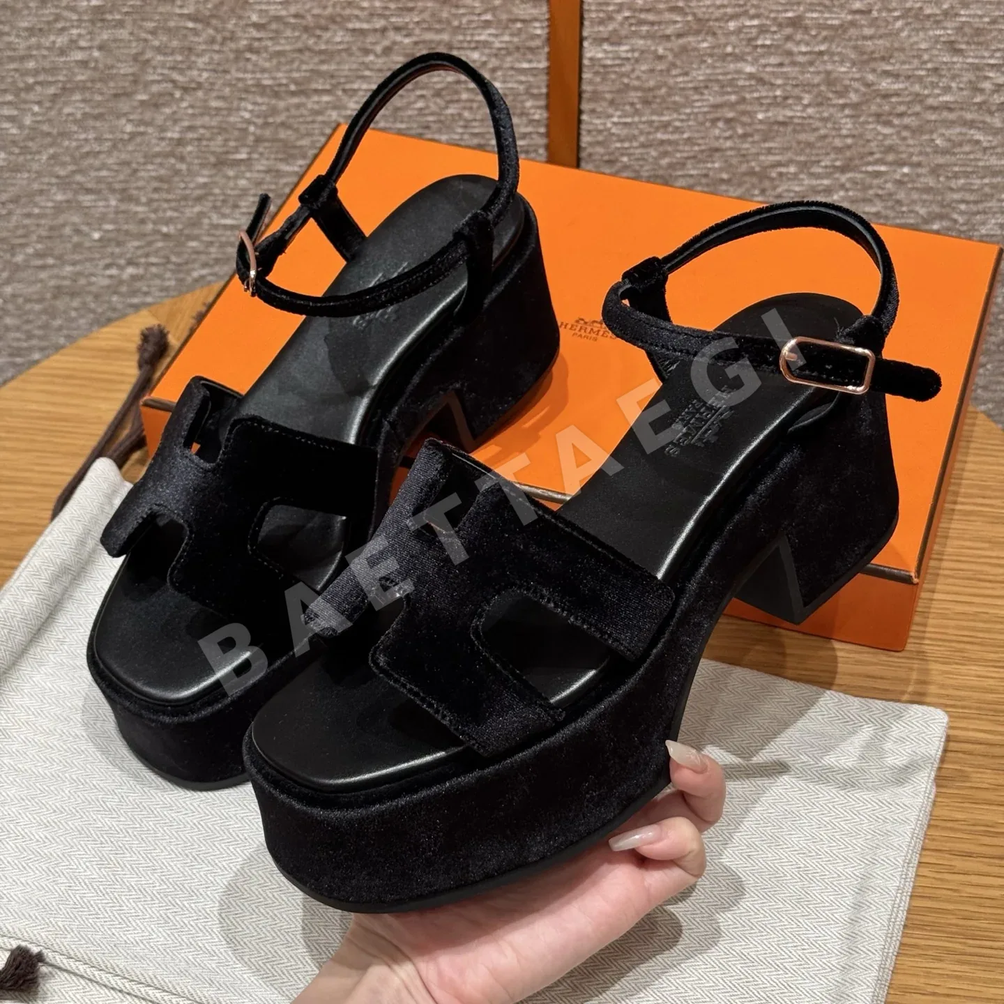 에르메스 잼30 샌들 블랙 스웨이드 상세 이미지 3
