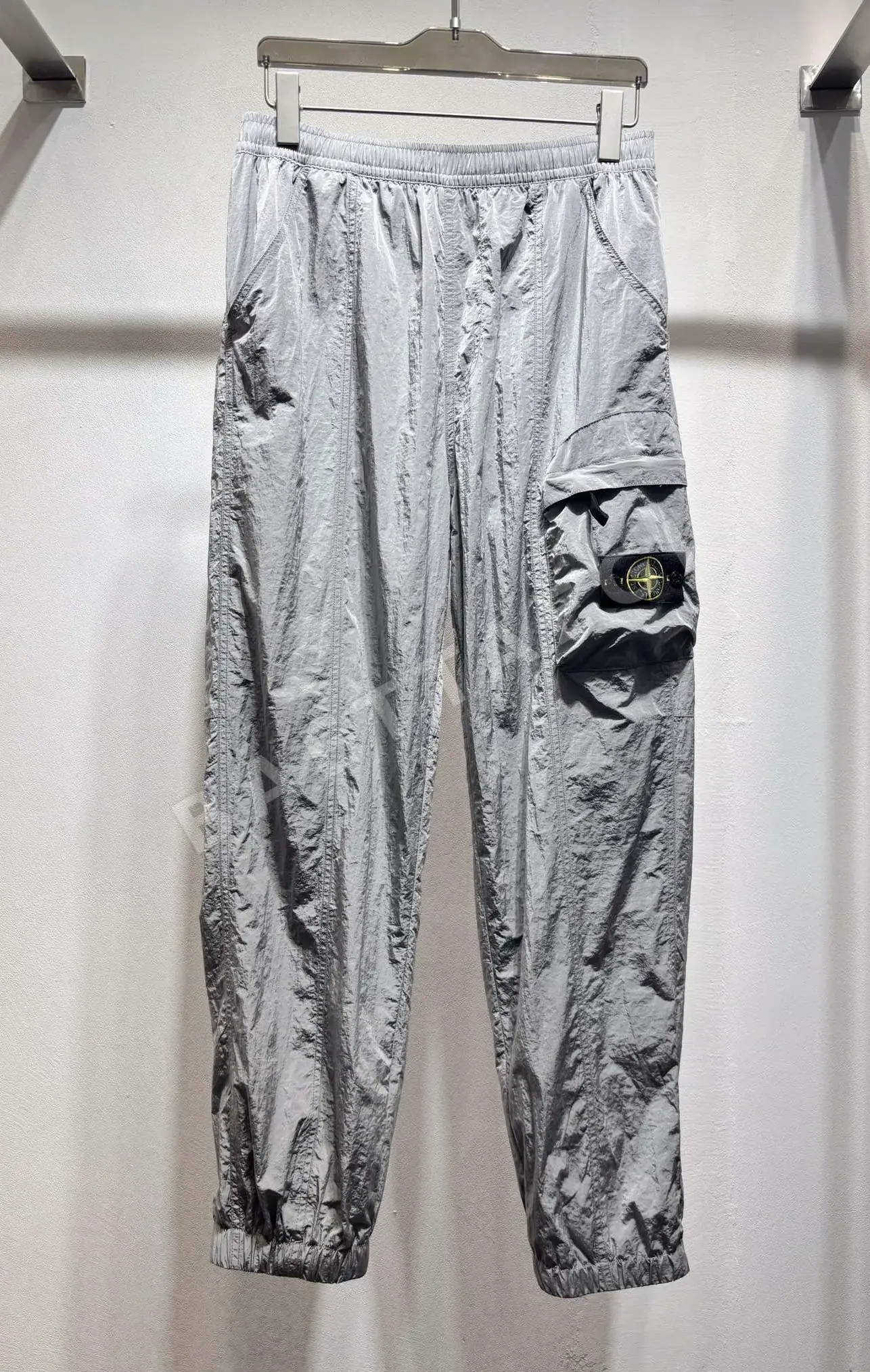 스톤아일랜드 메탈릭 나일론 포켓 남성 바지 50919