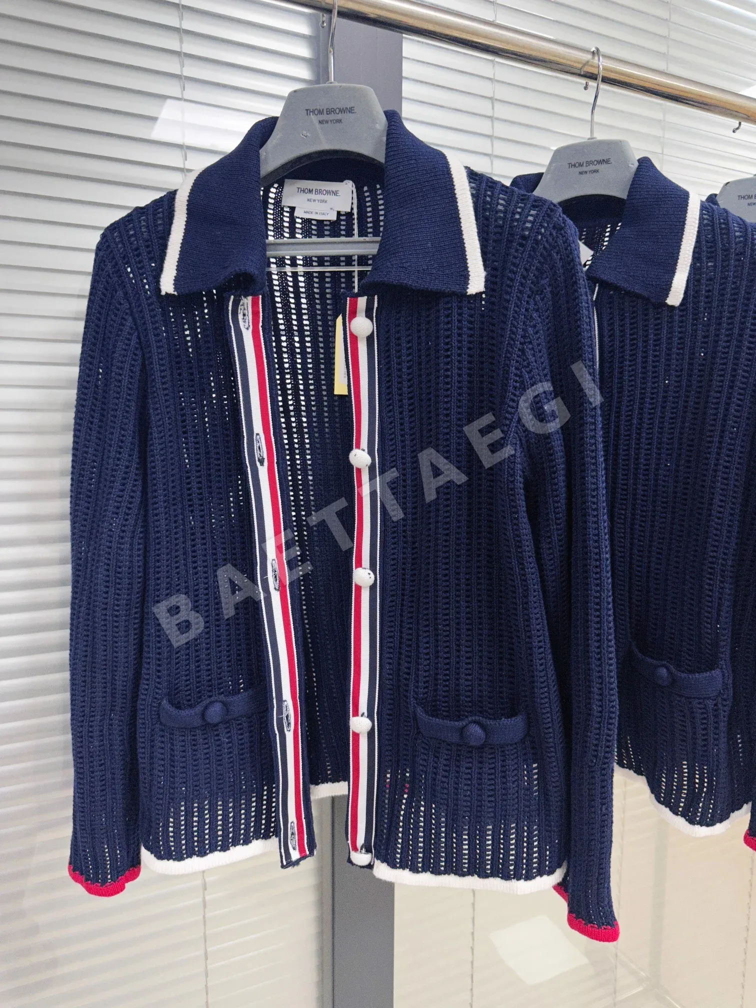 톰브라운 3색 배색 구멍 무늬 버튼다운 가디건 상세 이미지 9
