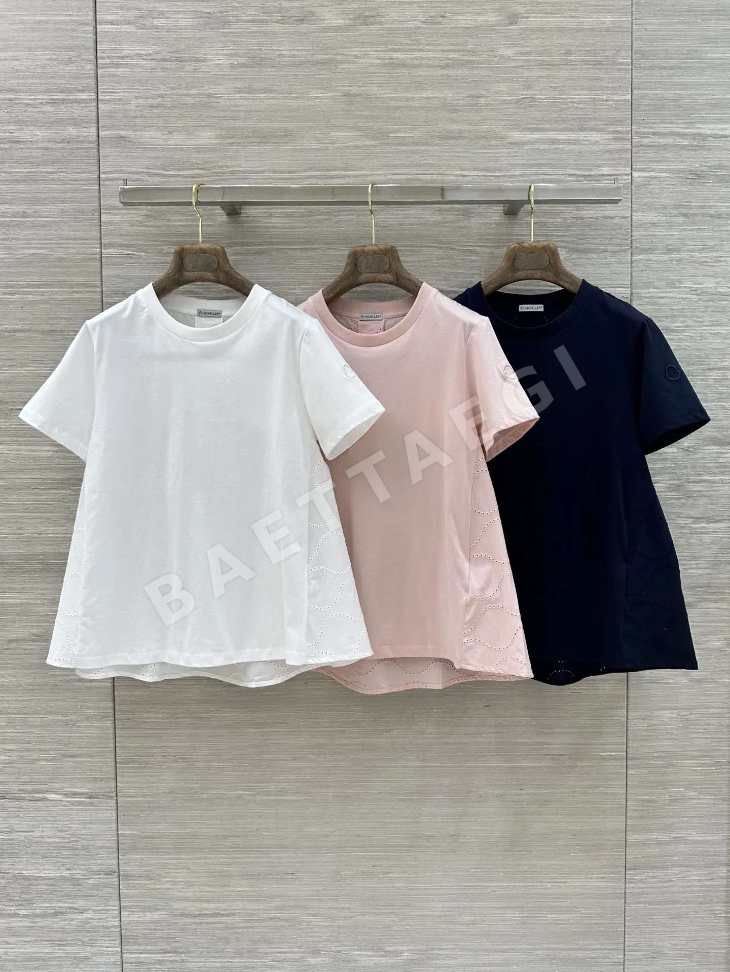 몽클레르 여성 자수 로고 반팔 티셔츠 97697