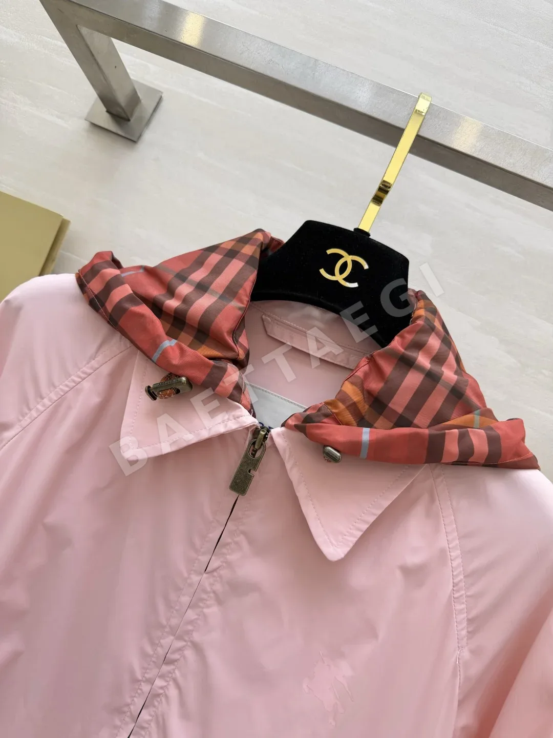 버버리 기마 체크 후드 여성 자켓 상세 이미지 7