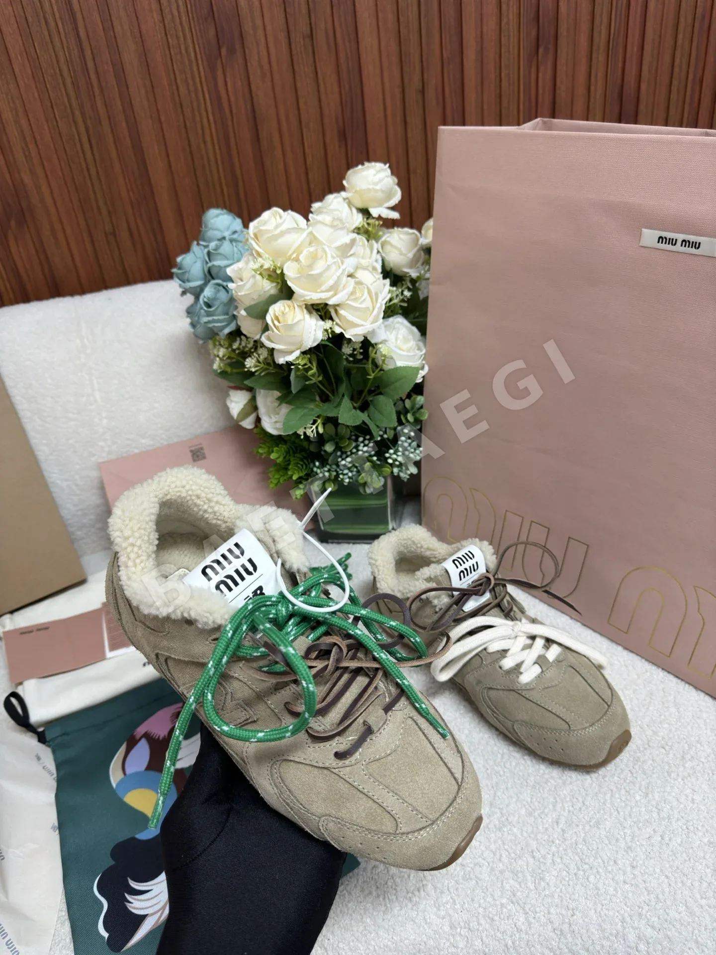 미우미우 퍼 콜라보레이션 스니커즈 상세 이미지 3