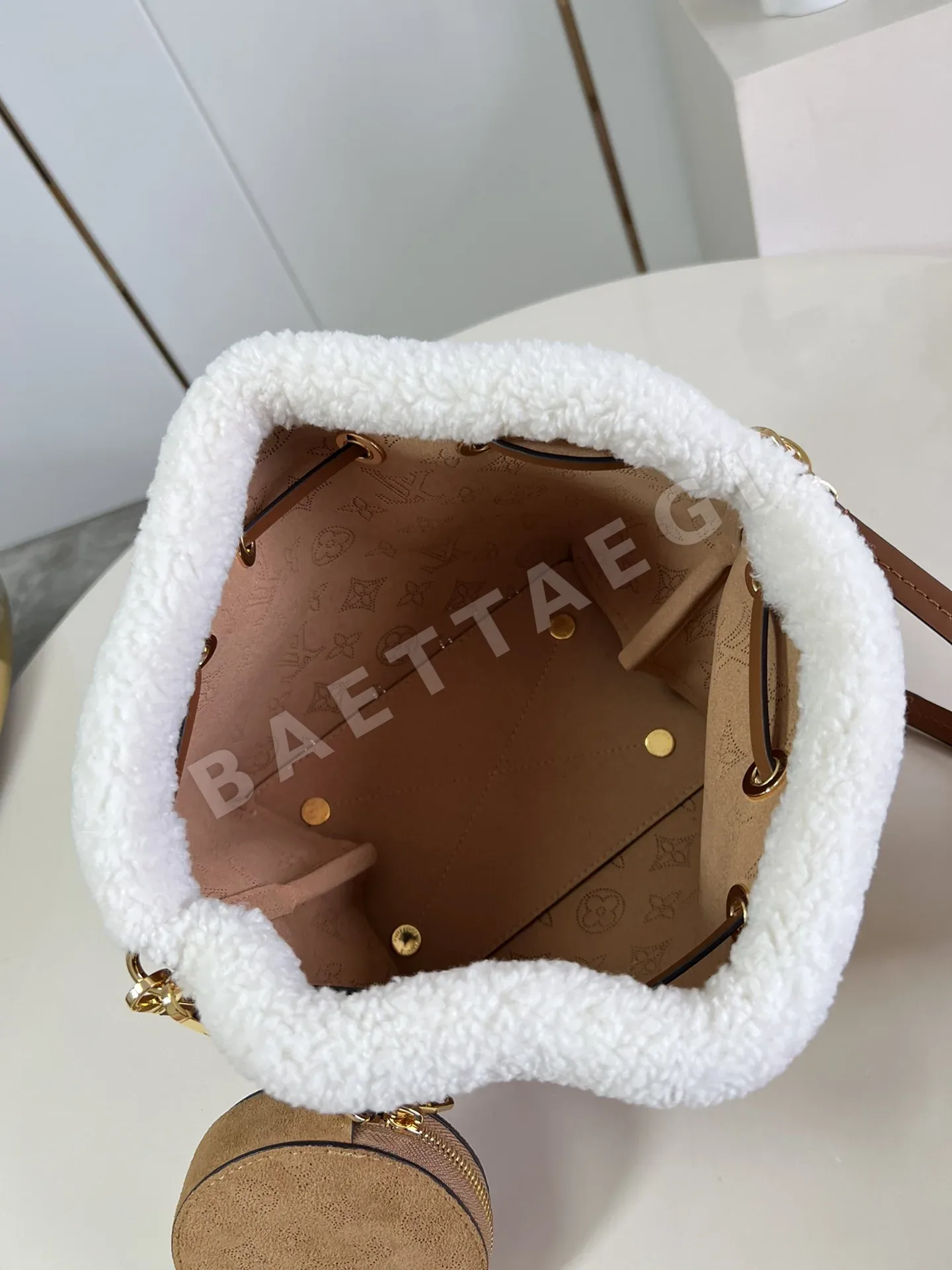 루이비통 스웨이드 벨라 핸드백 M57068 상세 이미지 8