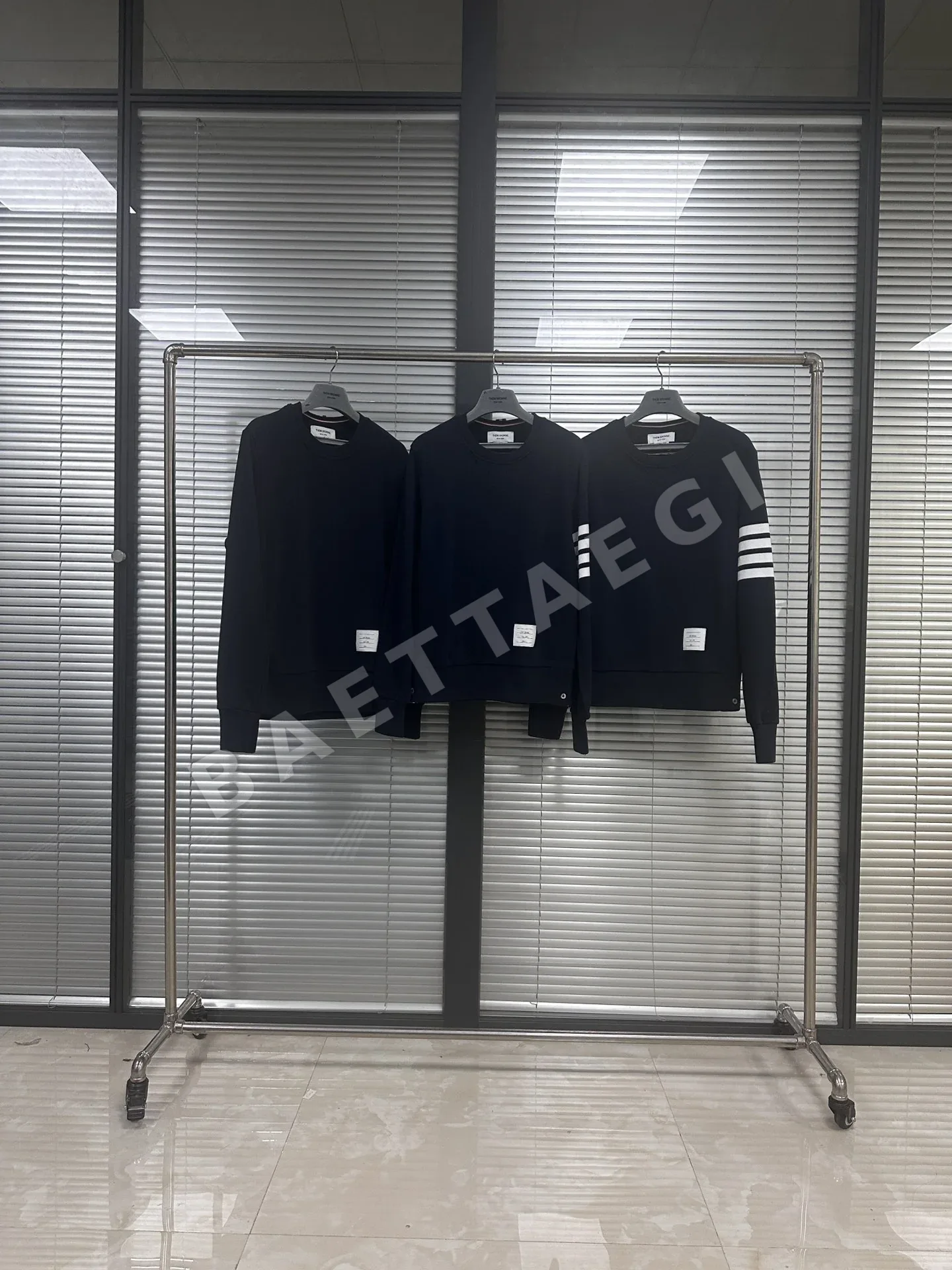 톰브라운 남성 네이비 크루넥 긴팔 니트 126372