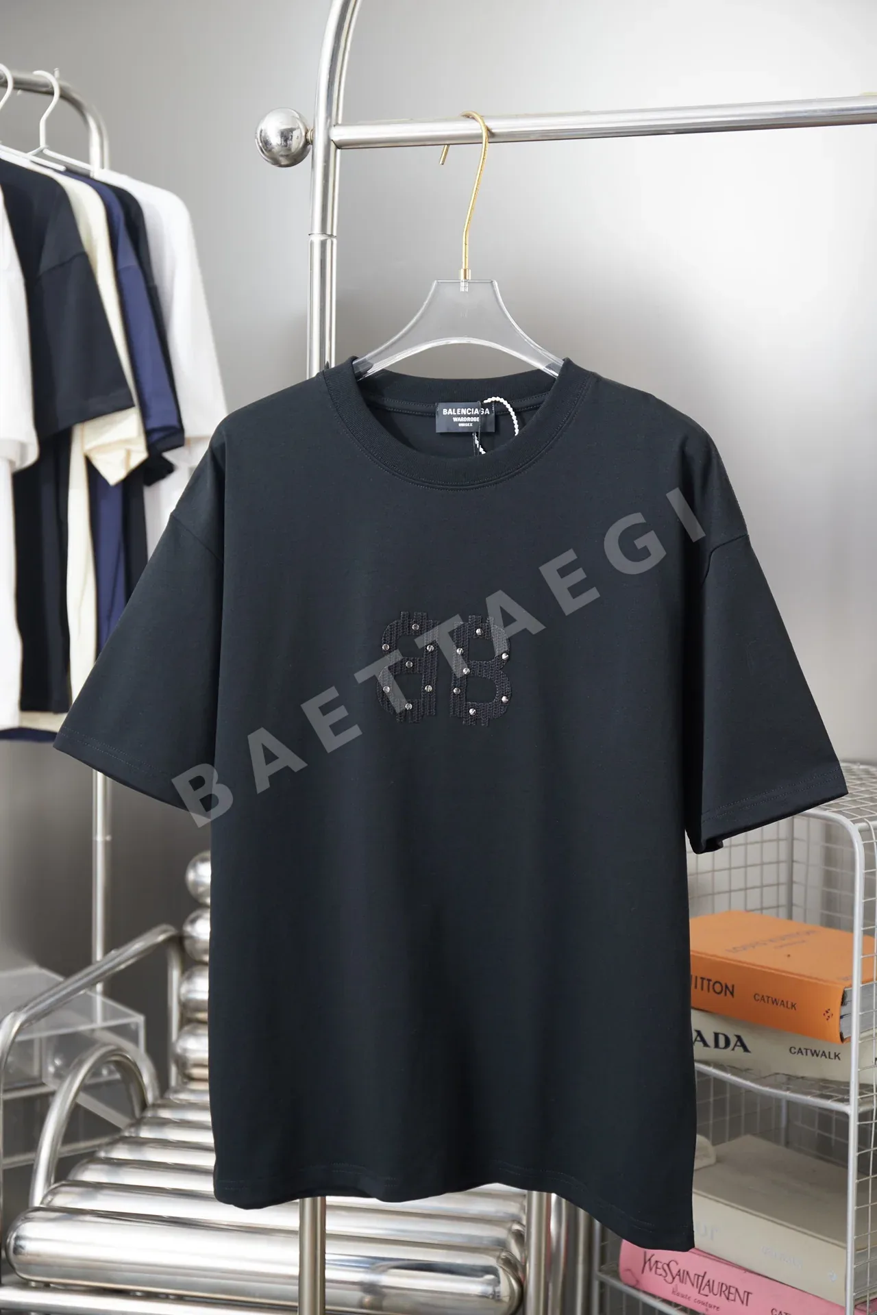 발렌시아가 테리 크로스 아플리케 라인스톤 남성 반팔 티셔츠 49179